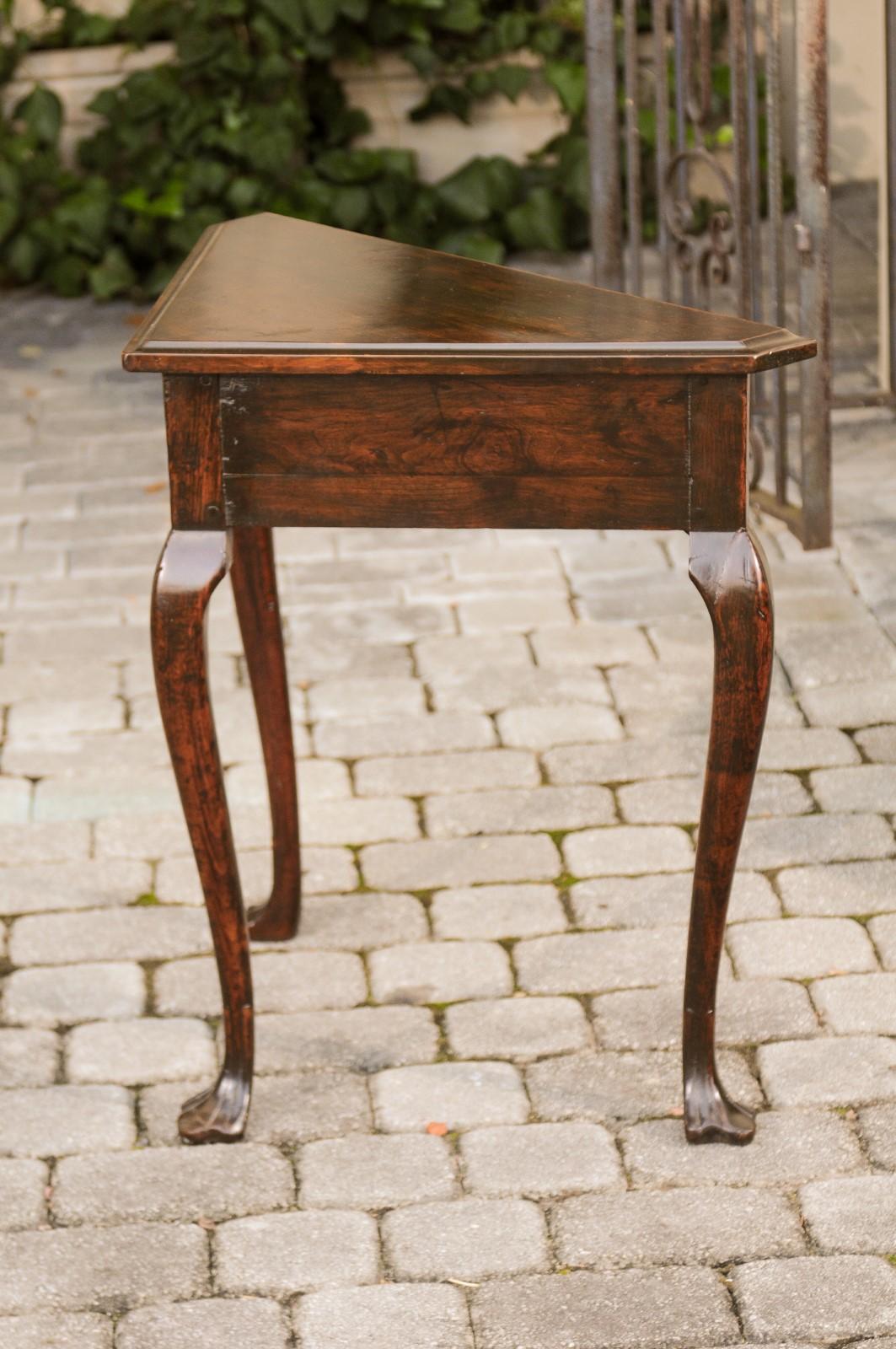 English 1830s Mahogany Console Table with Triangular Top and Cabriole Legs For Sale 5