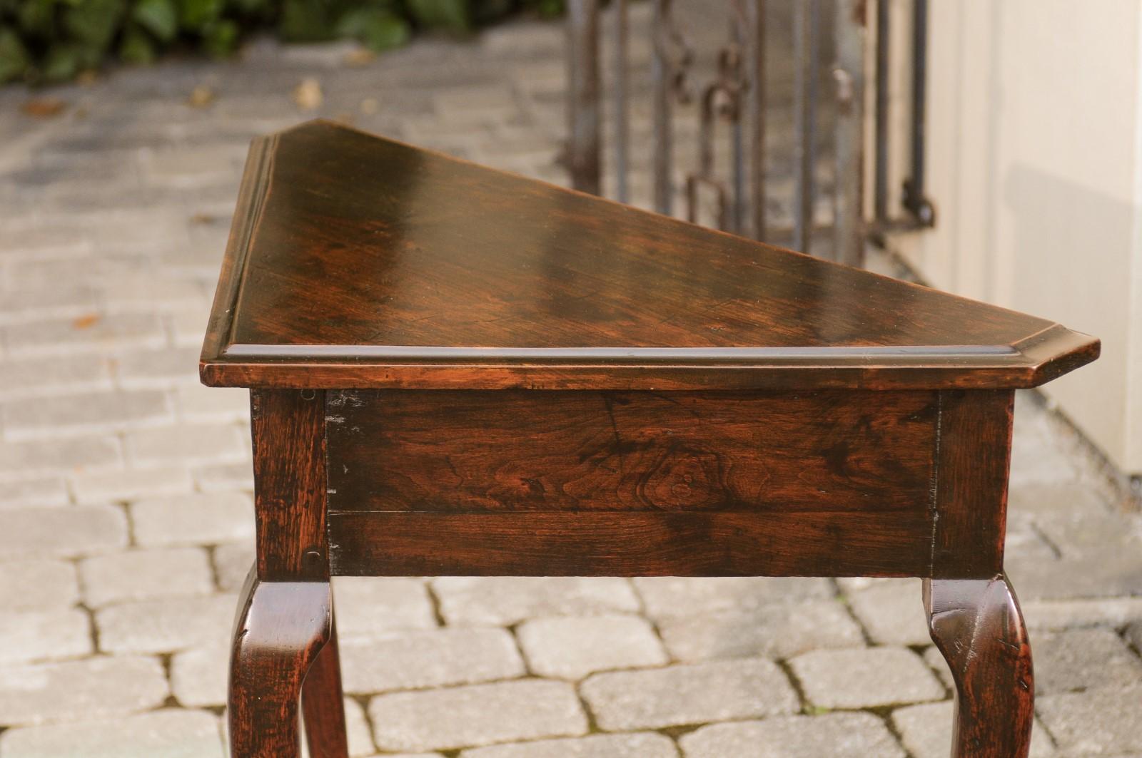 English 1830s Mahogany Console Table with Triangular Top and Cabriole Legs For Sale 6