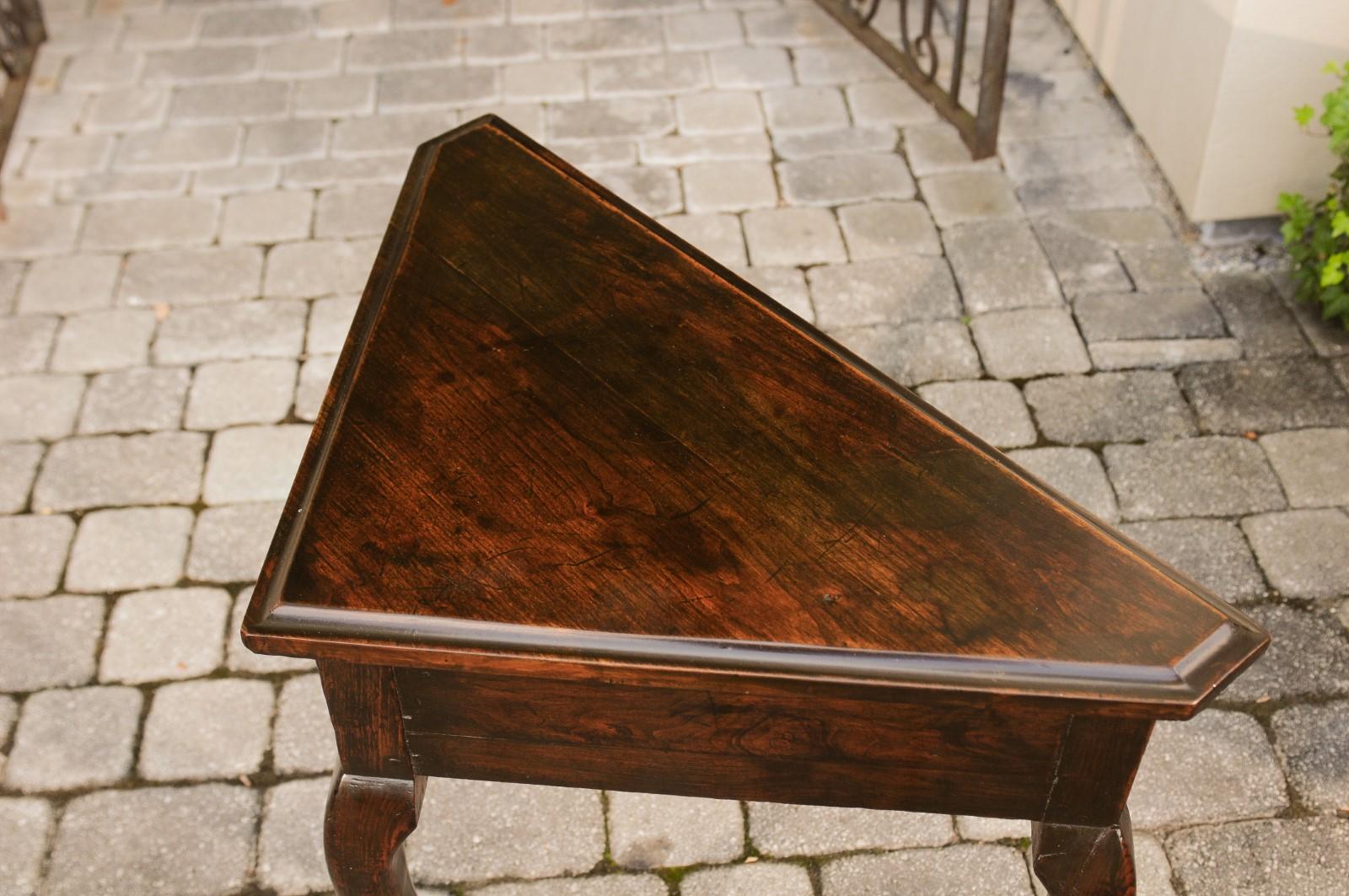 English 1830s Mahogany Console Table with Triangular Top and Cabriole Legs For Sale 7