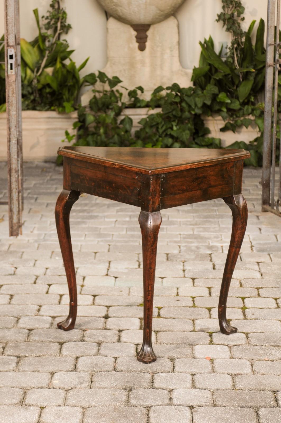 An English mahogany console table from the mid-19th century, with triangular top, cabriole legs and trifid feet. Born in England during the second quarter of the 19th century, this charming mahogany console table features a triangular top with