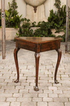 Table console anglaise des années 1830 avec plateau triangulaire et pieds cabriole