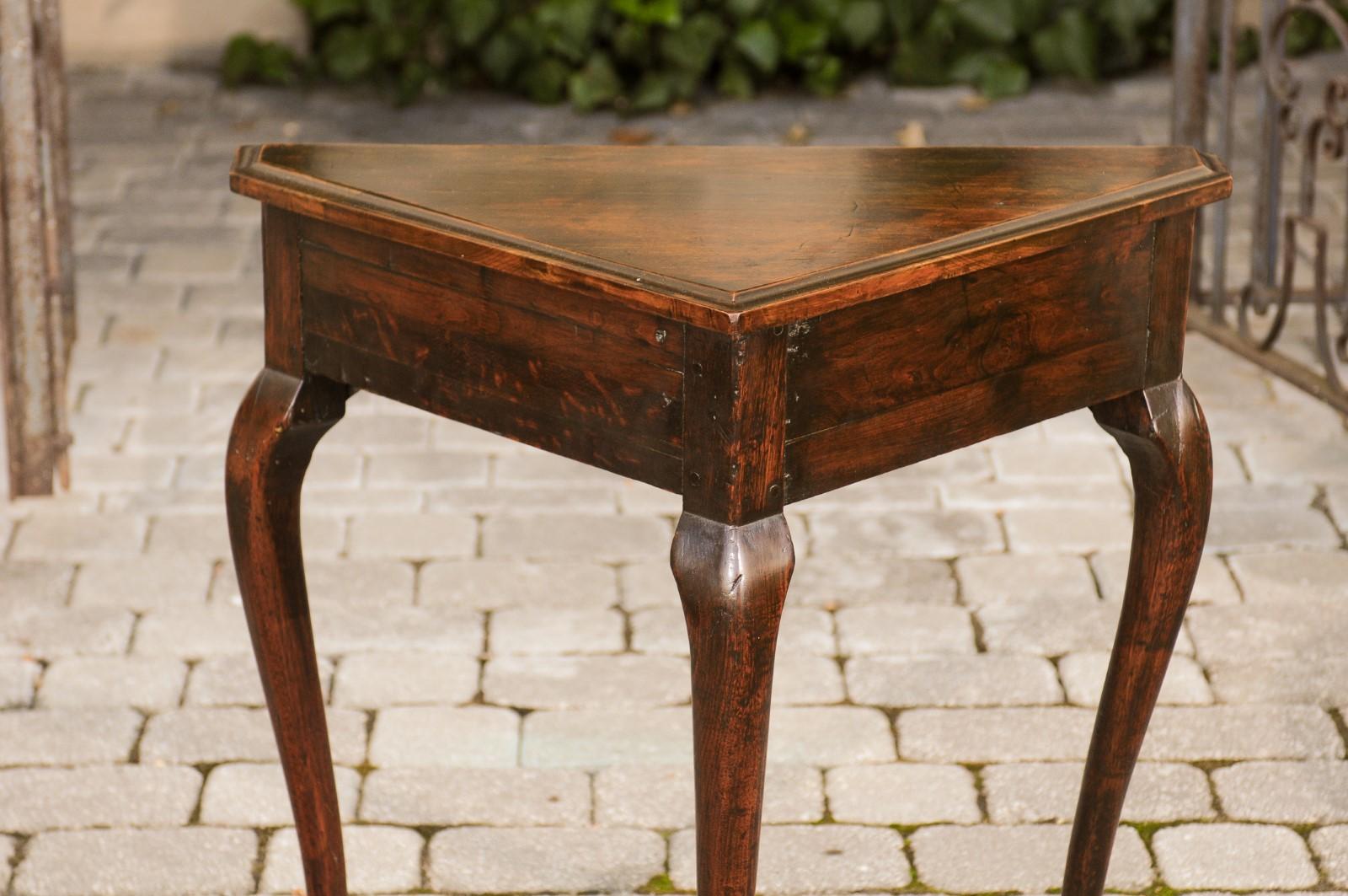 English 1830s Mahogany Console Table with Triangular Top and Cabriole Legs In Good Condition For Sale In Atlanta, GA