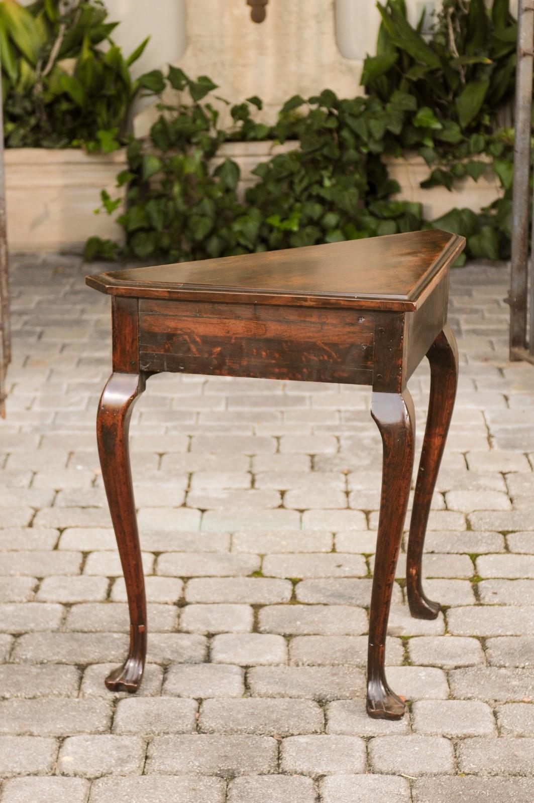 English 1830s Mahogany Console Table with Triangular Top and Cabriole Legs For Sale 1