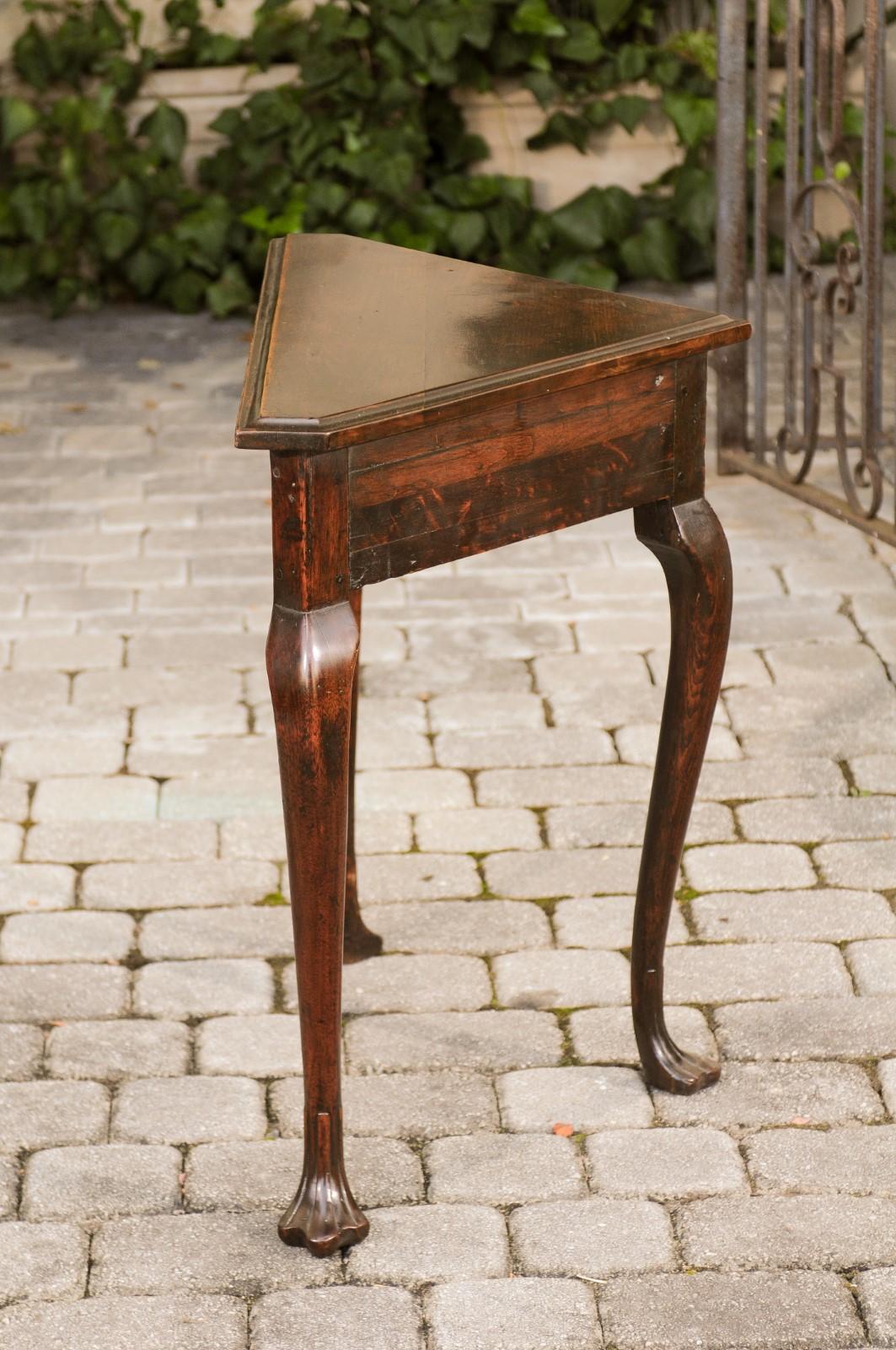 English 1830s Mahogany Console Table with Triangular Top and Cabriole Legs For Sale 2