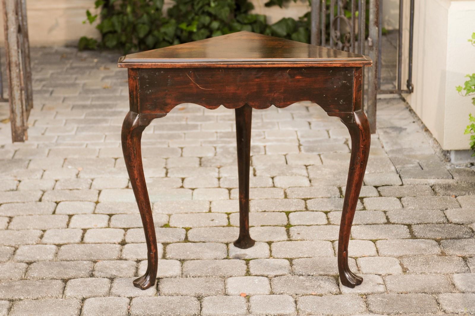 English 1830s Mahogany Console Table with Triangular Top and Cabriole Legs For Sale 3