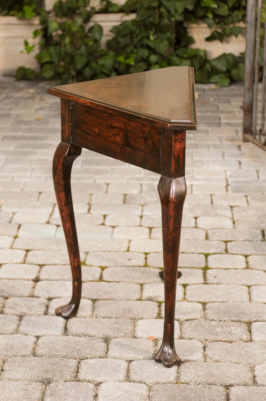 English 1830s Mahogany Console Table with Triangular Top and Cabriole Legs For Sale 4