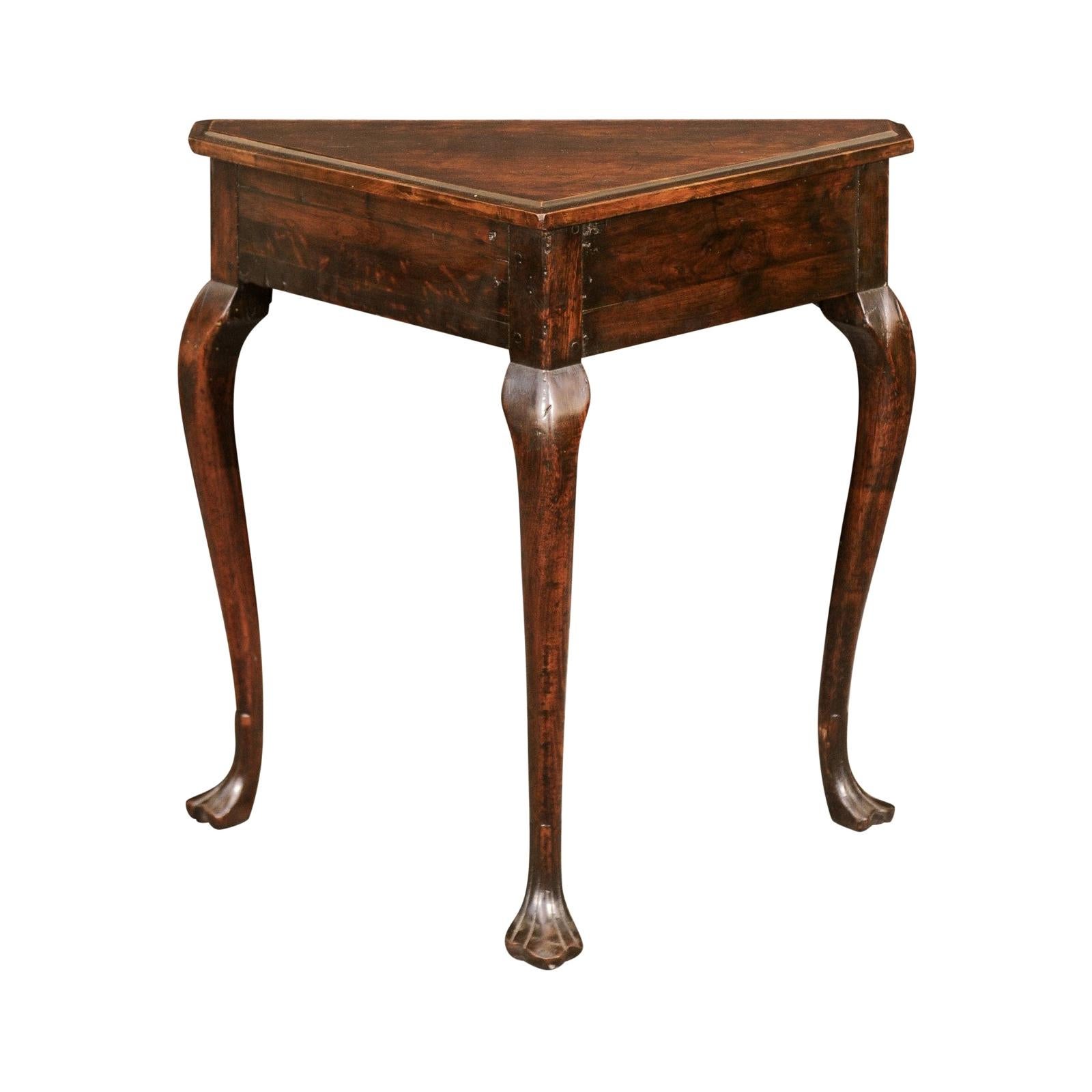 English 1830s Mahogany Console Table with Triangular Top and Cabriole Legs For Sale