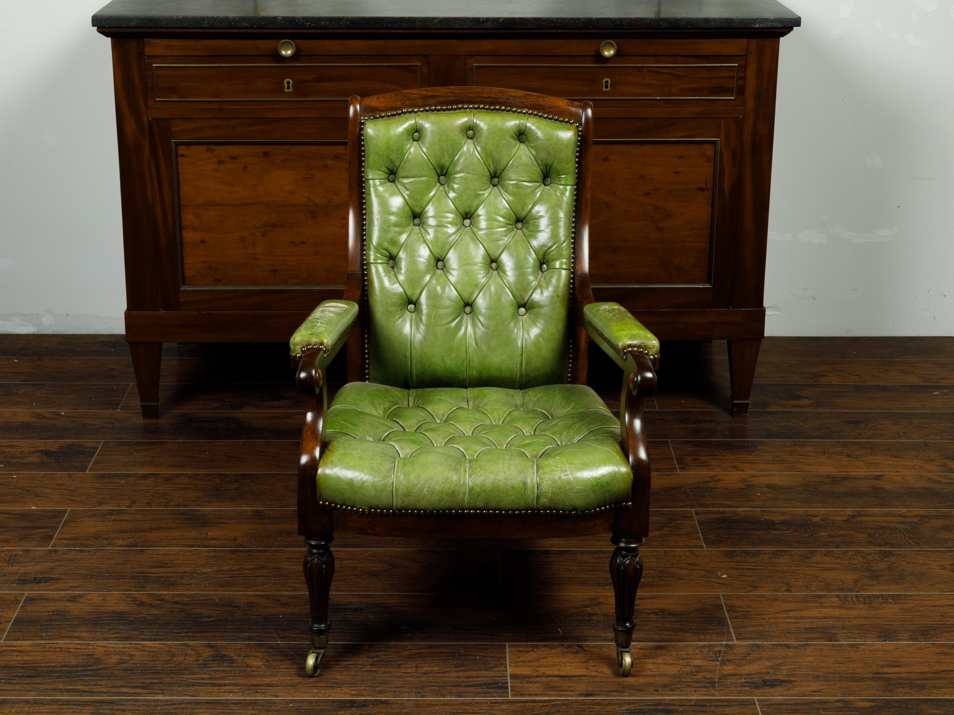 Ein englischer Regency-Sessel aus grünem getuftetem Leder aus dem 19. Jahrhundert mit geschwungenen Armlehnen und Rollen. Dieser im zweiten Viertel des 19. Jahrhunderts in England hergestellte Regency-Clubsessel hat eine prächtige Rückenlehne und