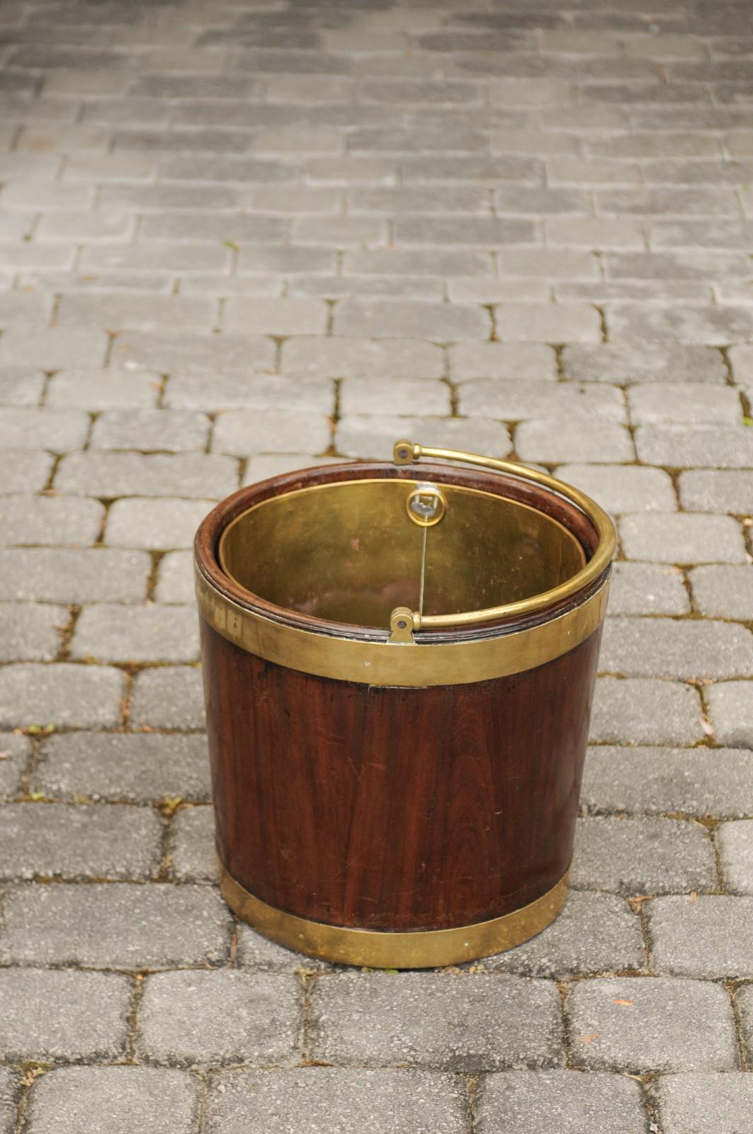 English 1830s Regency Mahogany Bucket with Brass Liner, Handle and Braces In Good Condition For Sale In Atlanta, GA