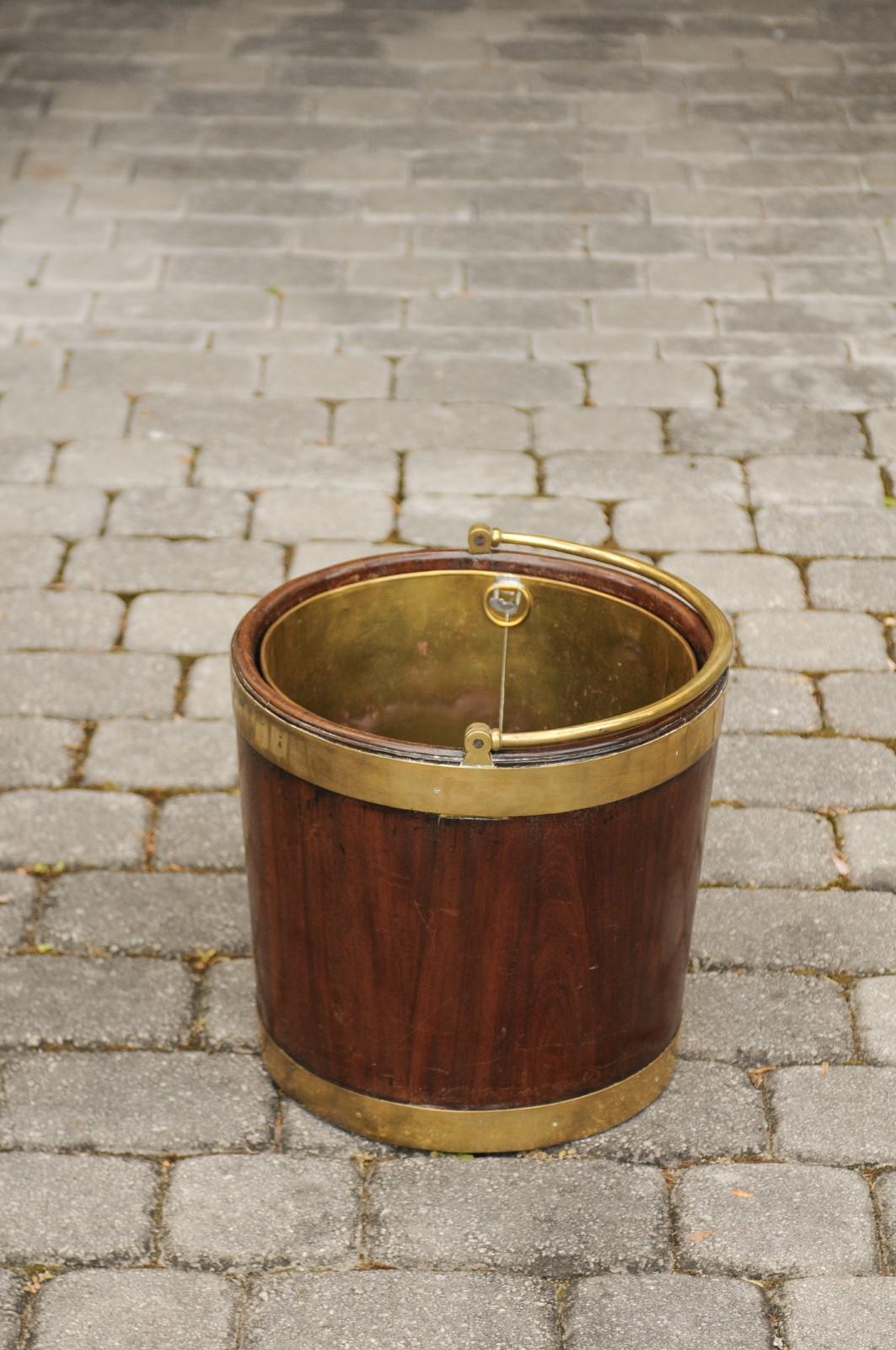 Inglese Secchiello in mogano della Reggenza inglese con inserti in ottone e coperchio, 1830 ca. in vendita