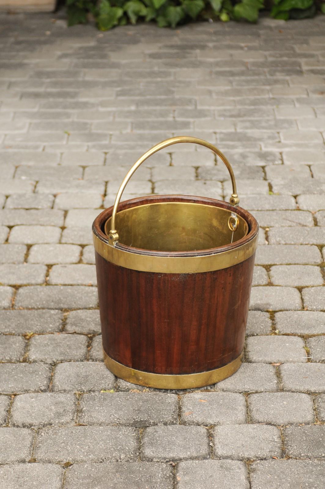 Ottone Secchiello in mogano della Reggenza inglese con inserti in ottone e coperchio, 1830 ca. in vendita