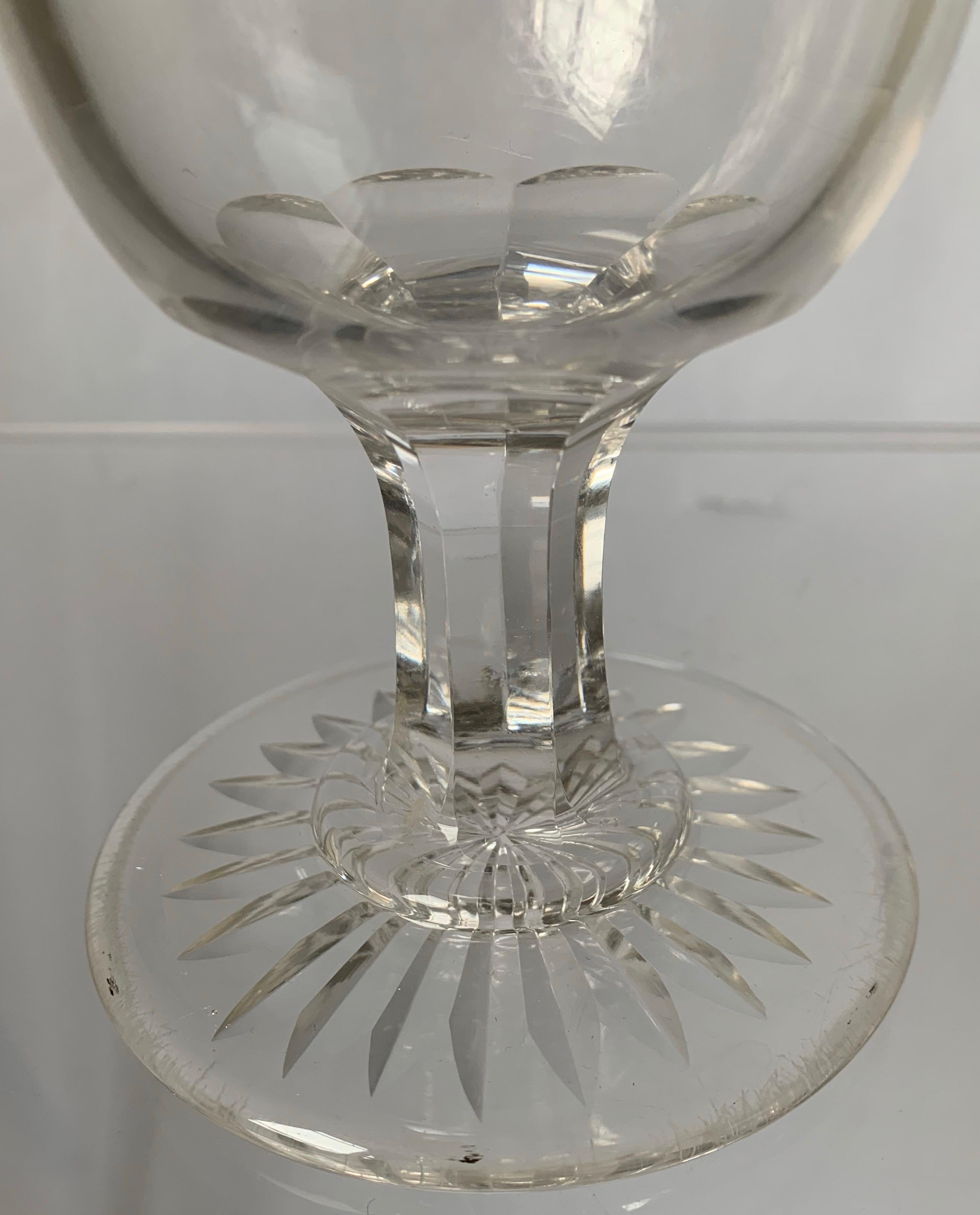 Cáliz inglés de cristal tallado de la década de 1840 Inglés en venta