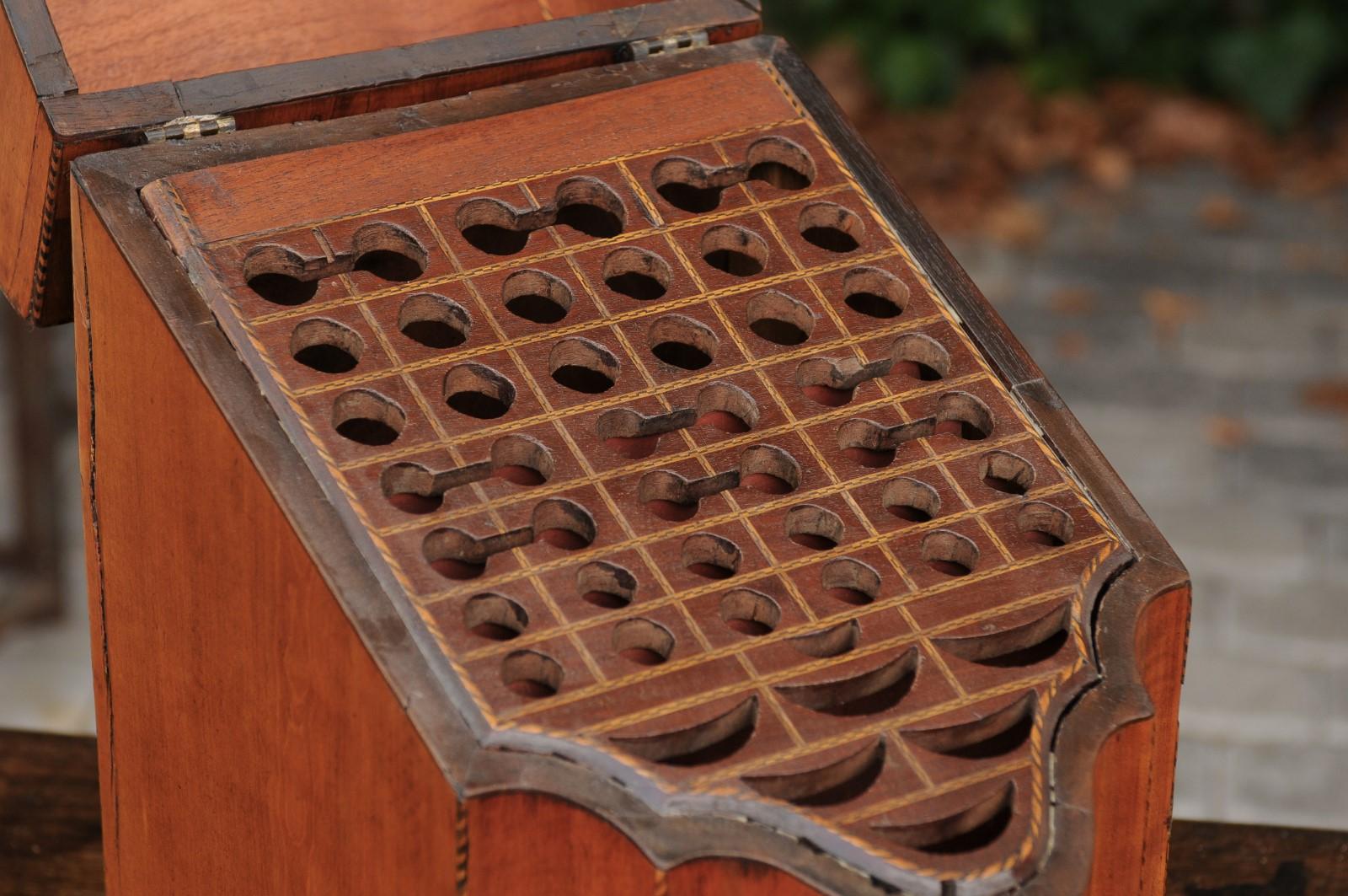 English 1840s Mahogany Serpentine Knife Box with Medallion Inlay and Stringing In Good Condition For Sale In Atlanta, GA