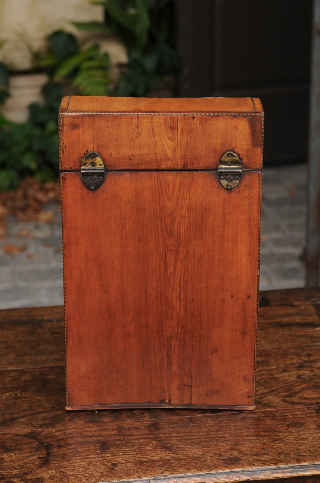 Caja de cuchillos inglesa de 1840 de caoba serpentina con incrustaciones de medallones y cordones en venta 1