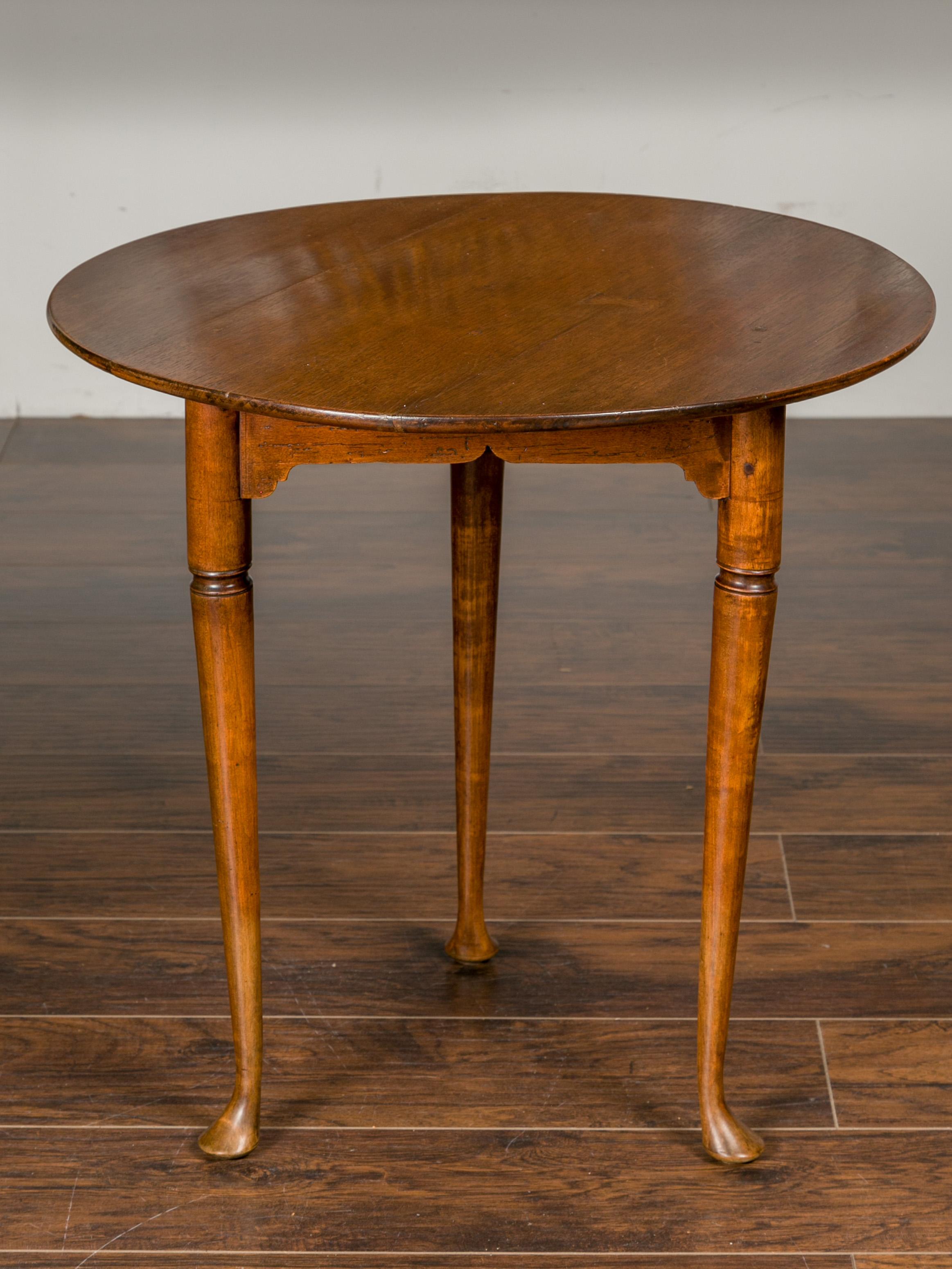 English 1840s Mahogany Side Table with Circular Top and Pad Feet 6