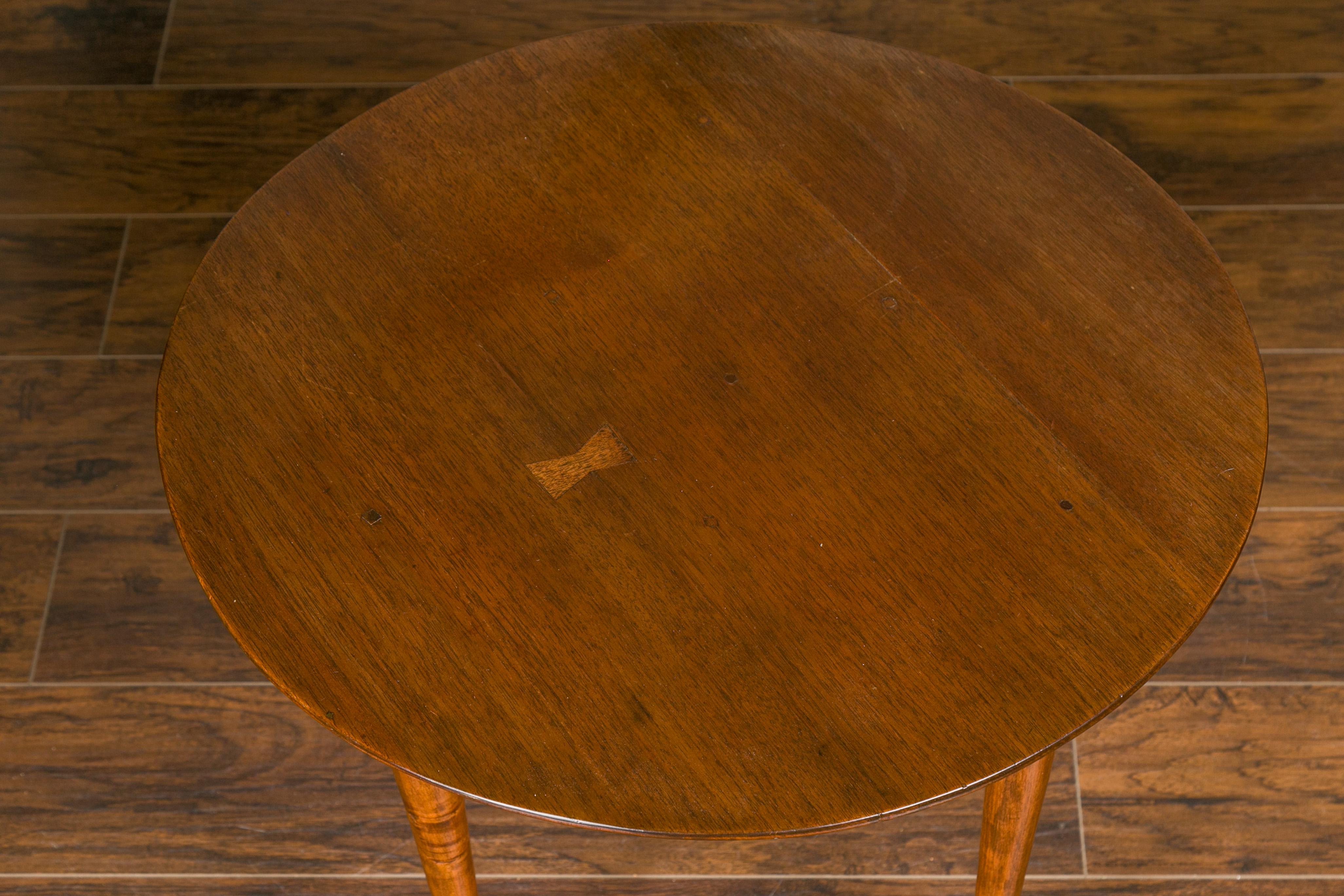 English 1840s Mahogany Side Table with Circular Top and Pad Feet 3