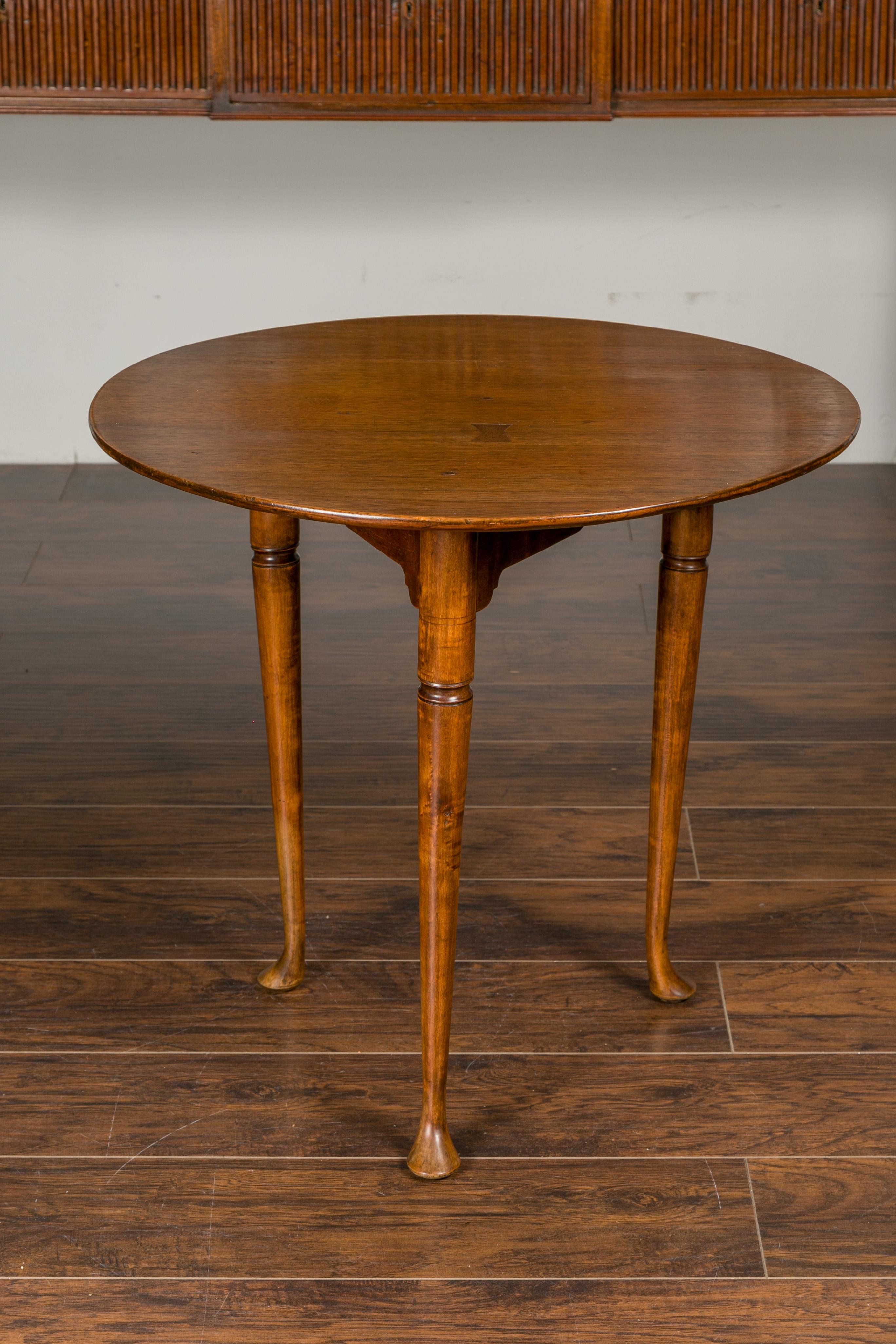 English 1840s Mahogany Side Table with Circular Top and Pad Feet 5