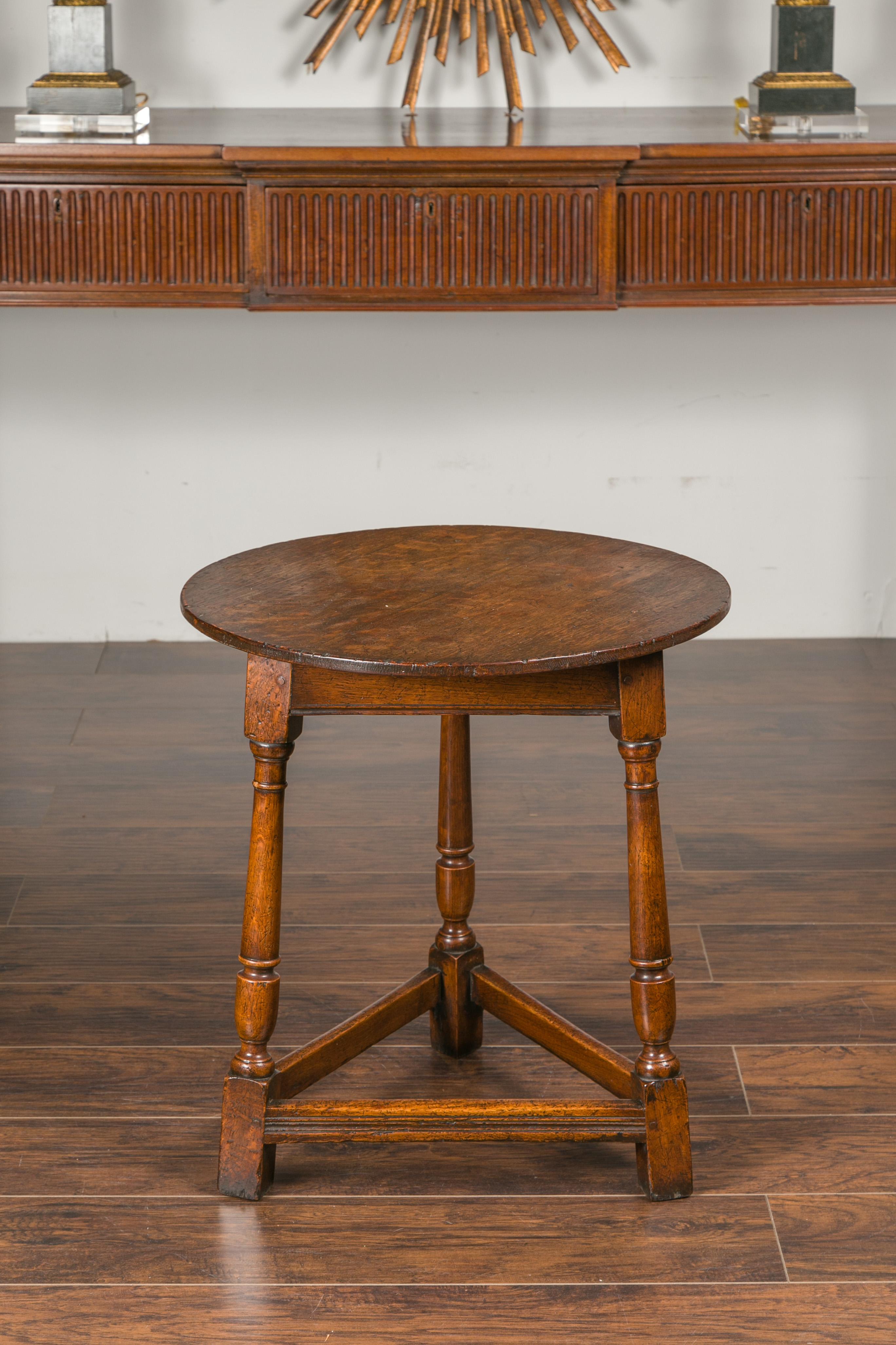 English 1840s Oak Cricket Table with Circular Top, Turned Legs and Stretchers 6
