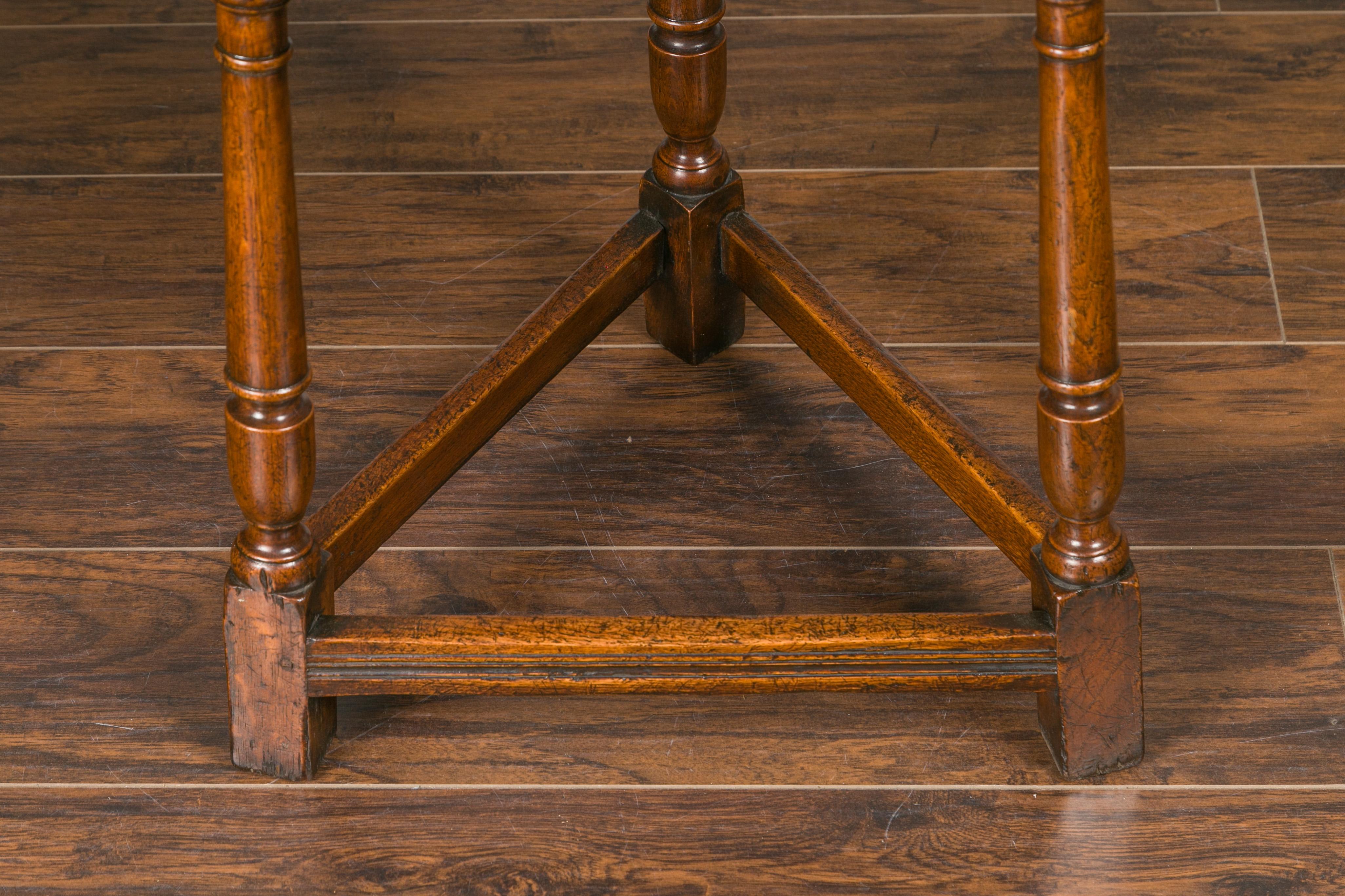 English 1840s Oak Cricket Table with Circular Top, Turned Legs and Stretchers 1