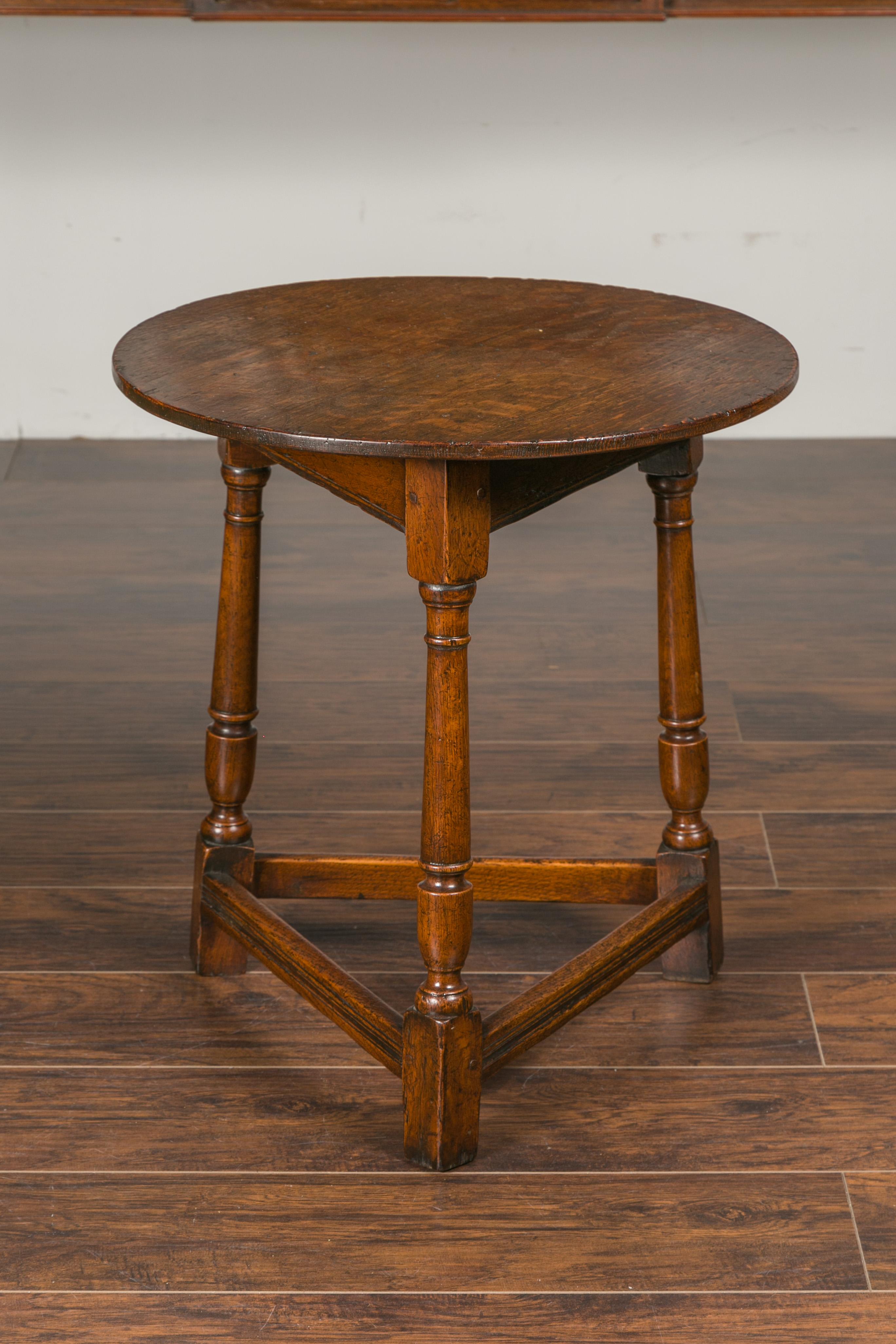 English 1840s Oak Cricket Table with Circular Top, Turned Legs and Stretchers 4
