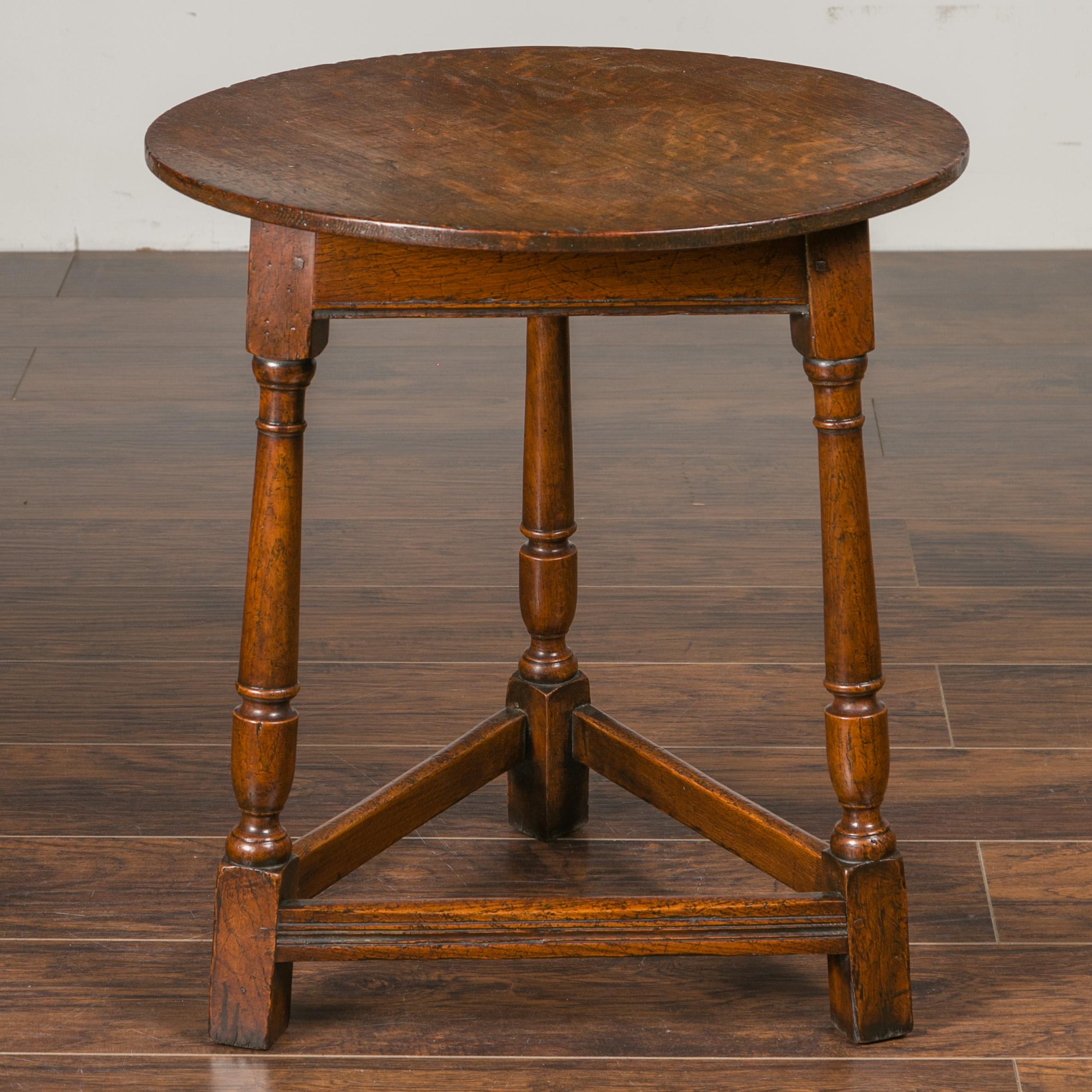 English 1840s Oak Cricket Table with Circular Top, Turned Legs and Stretchers 5