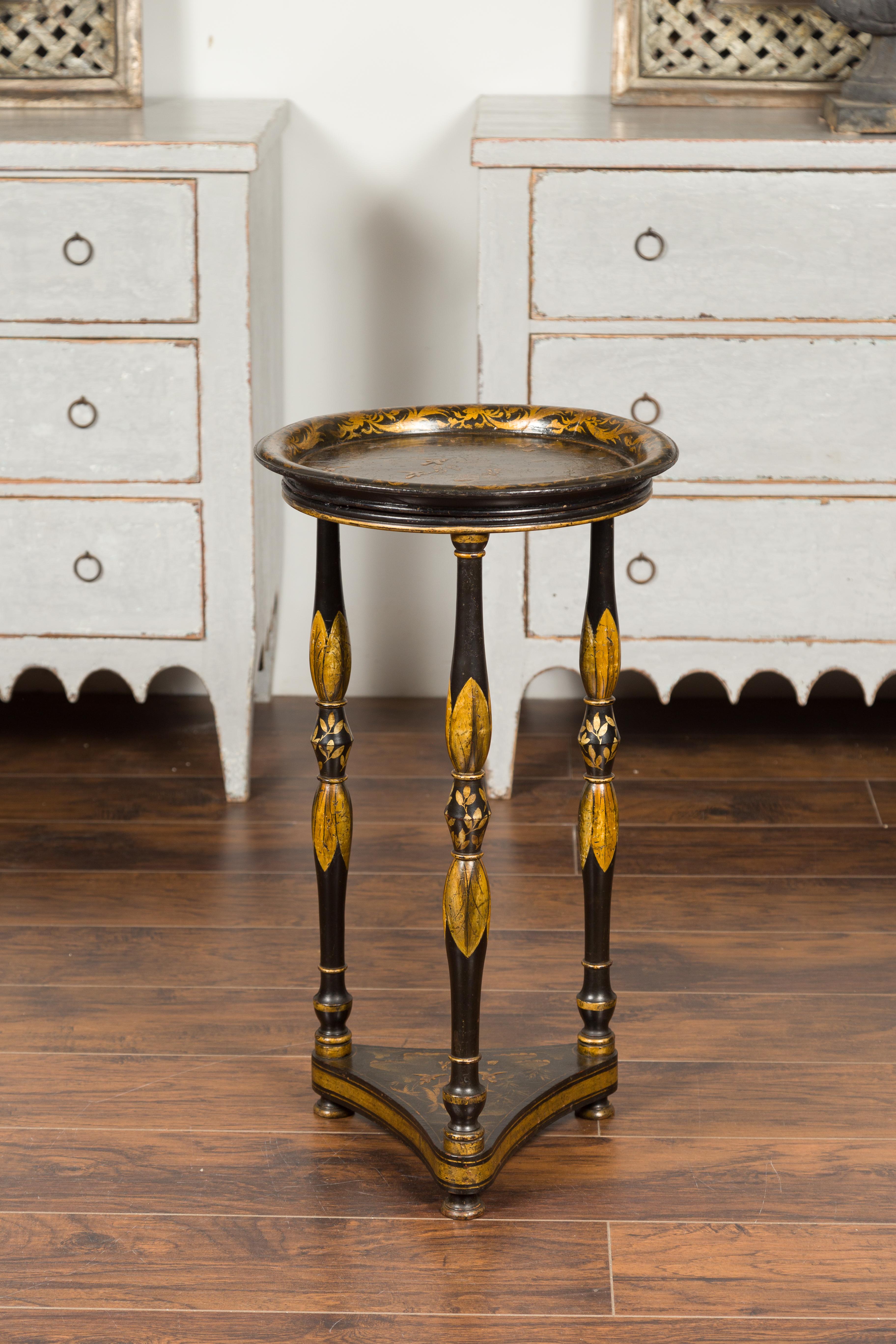 English 1850s Black Chinoiserie Guéridon Table with Gilt Motifs and Turned Legs For Sale 8