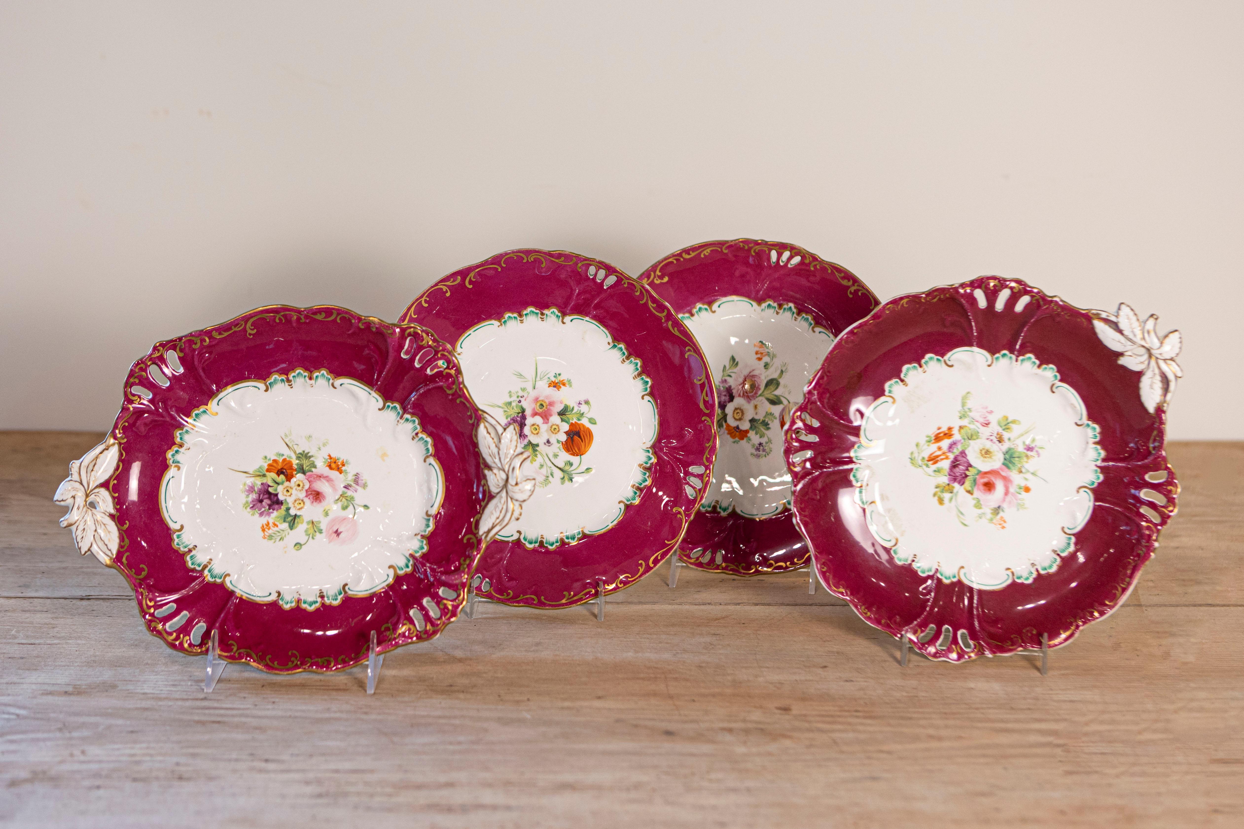 Un ensemble de quatre assiettes à dessert et compotes anglaises à bordure rouge du milieu du 19e siècle, mises à prix et vendues individuellement. Nées en Angleterre au cours du XIXe siècle, chacune de ces quatre pièces de Copeland présente une