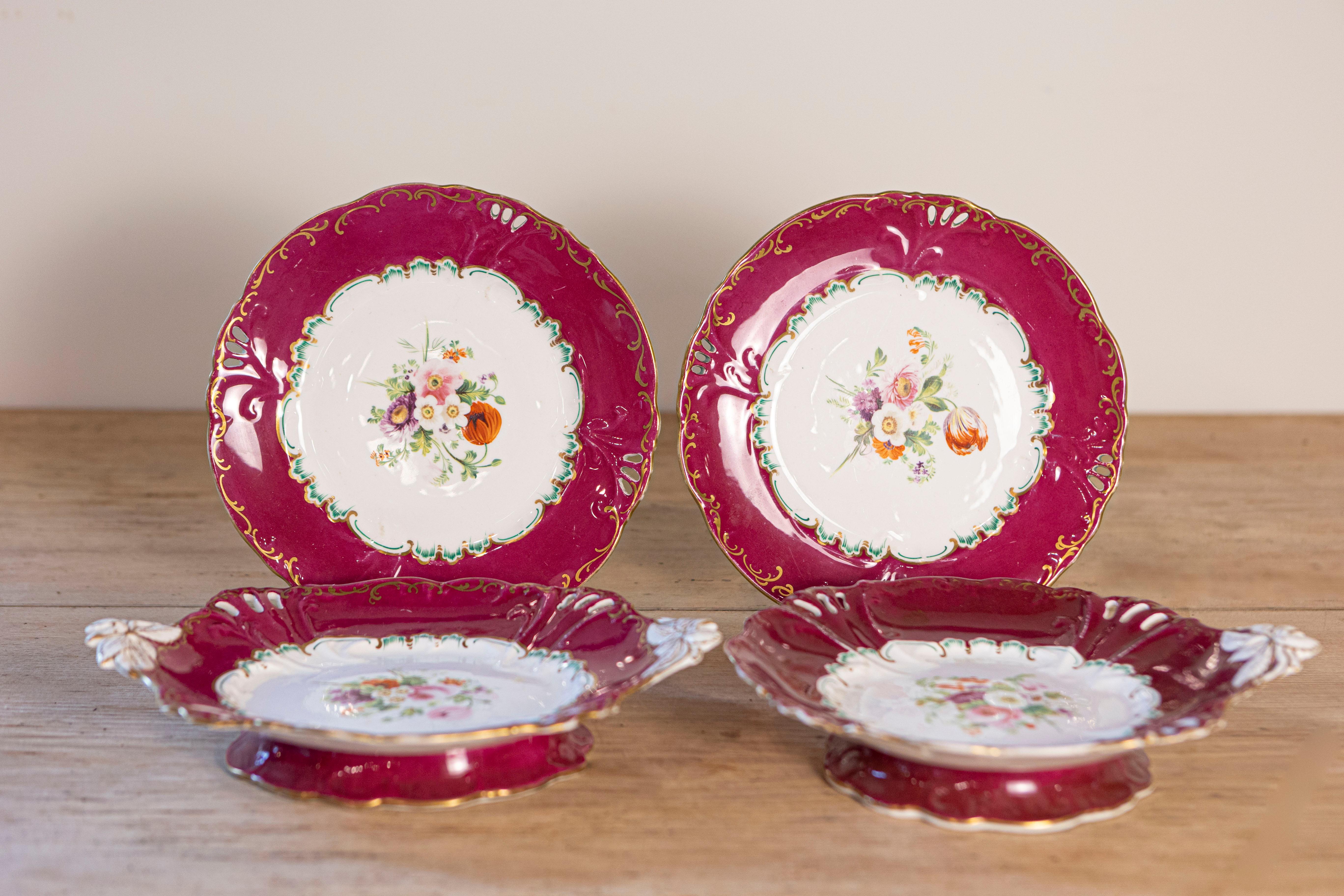 Anglais Assiettes et compotes à bordure rouge Copeland des années 1850 avec bouquets de fleurs en vente