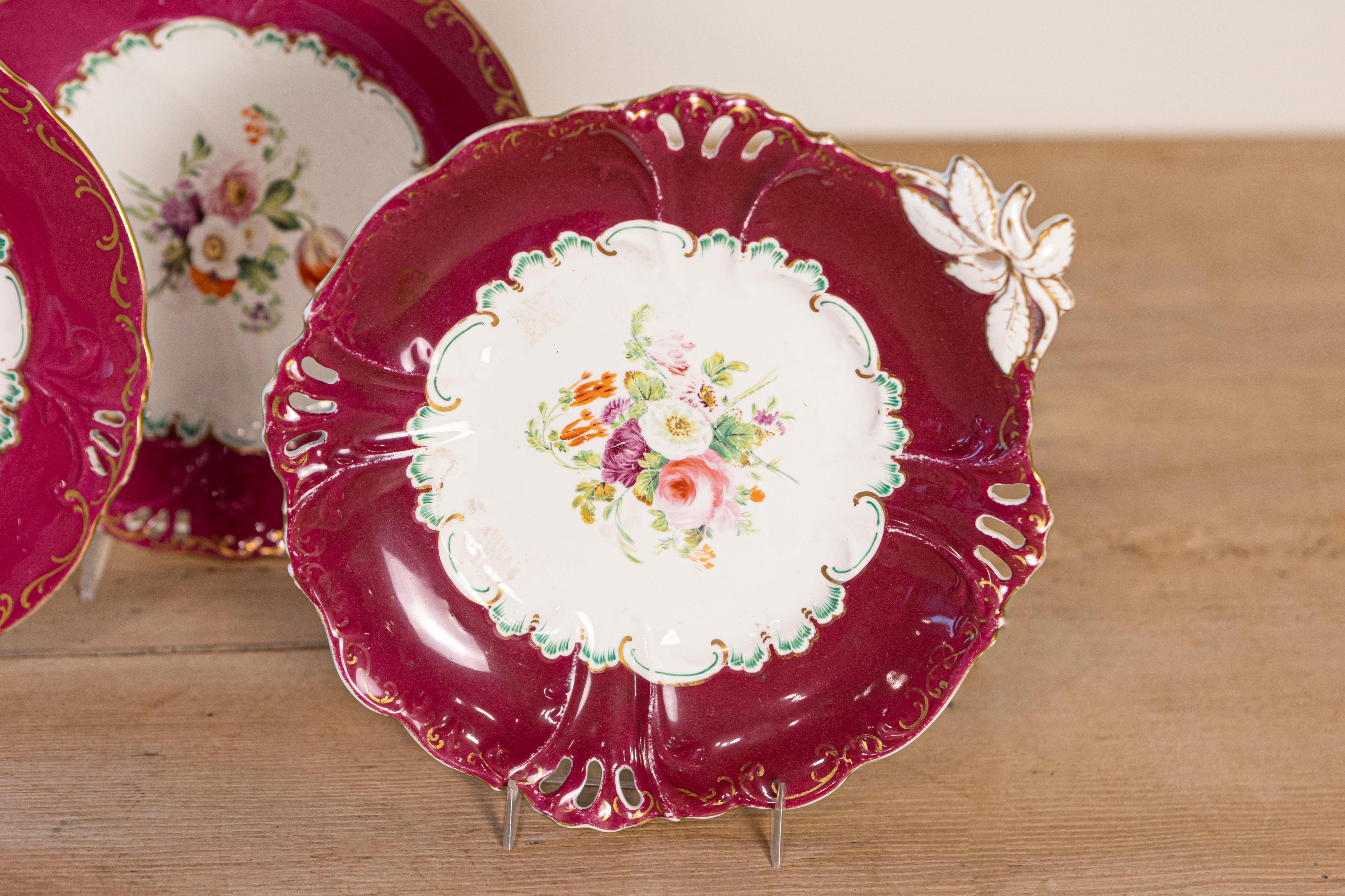 Peint Assiettes et compotes à bordure rouge Copeland des années 1850 avec bouquets de fleurs en vente