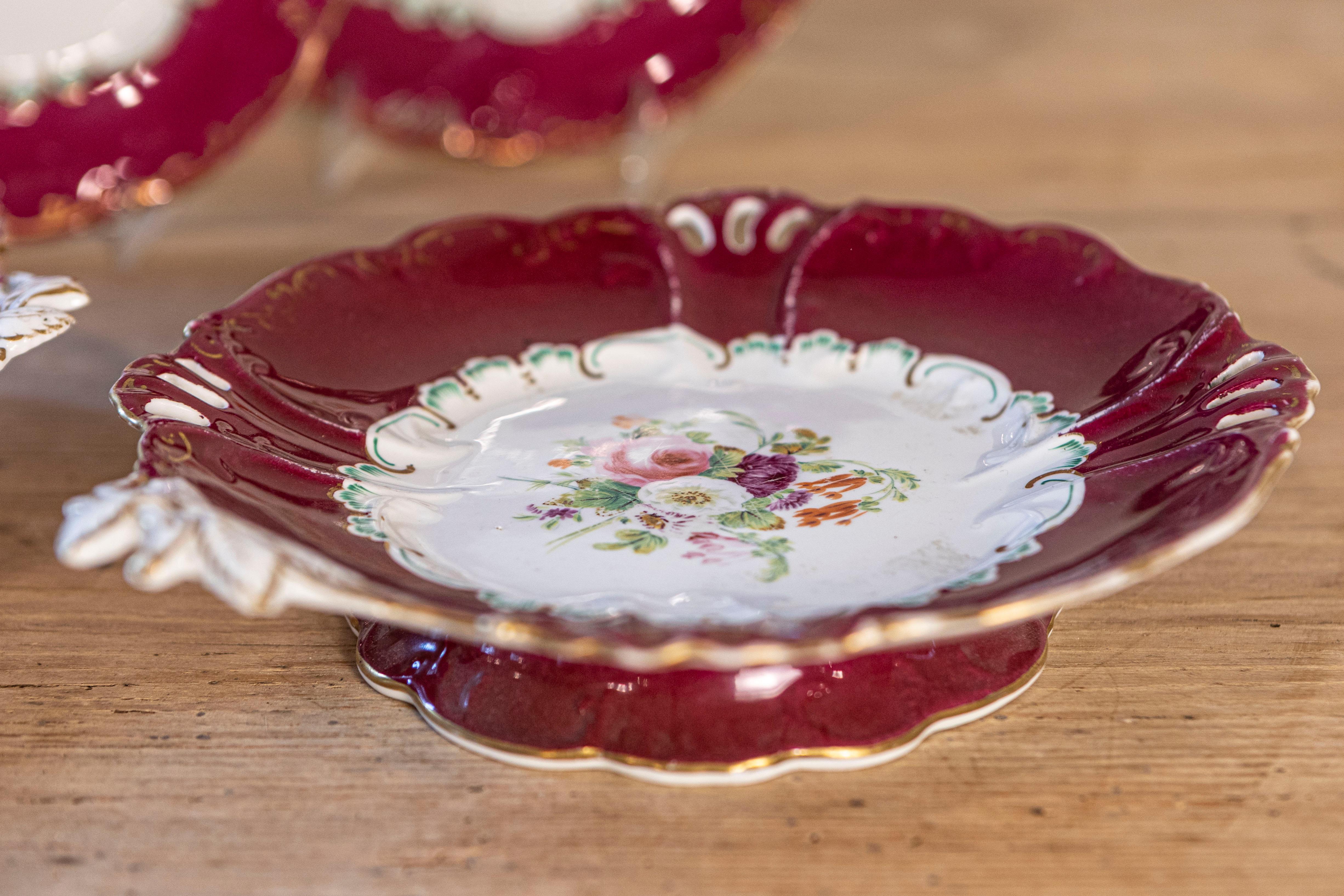 Assiettes et compotes à bordure rouge Copeland des années 1850 avec bouquets de fleurs Bon état - En vente à Atlanta, GA