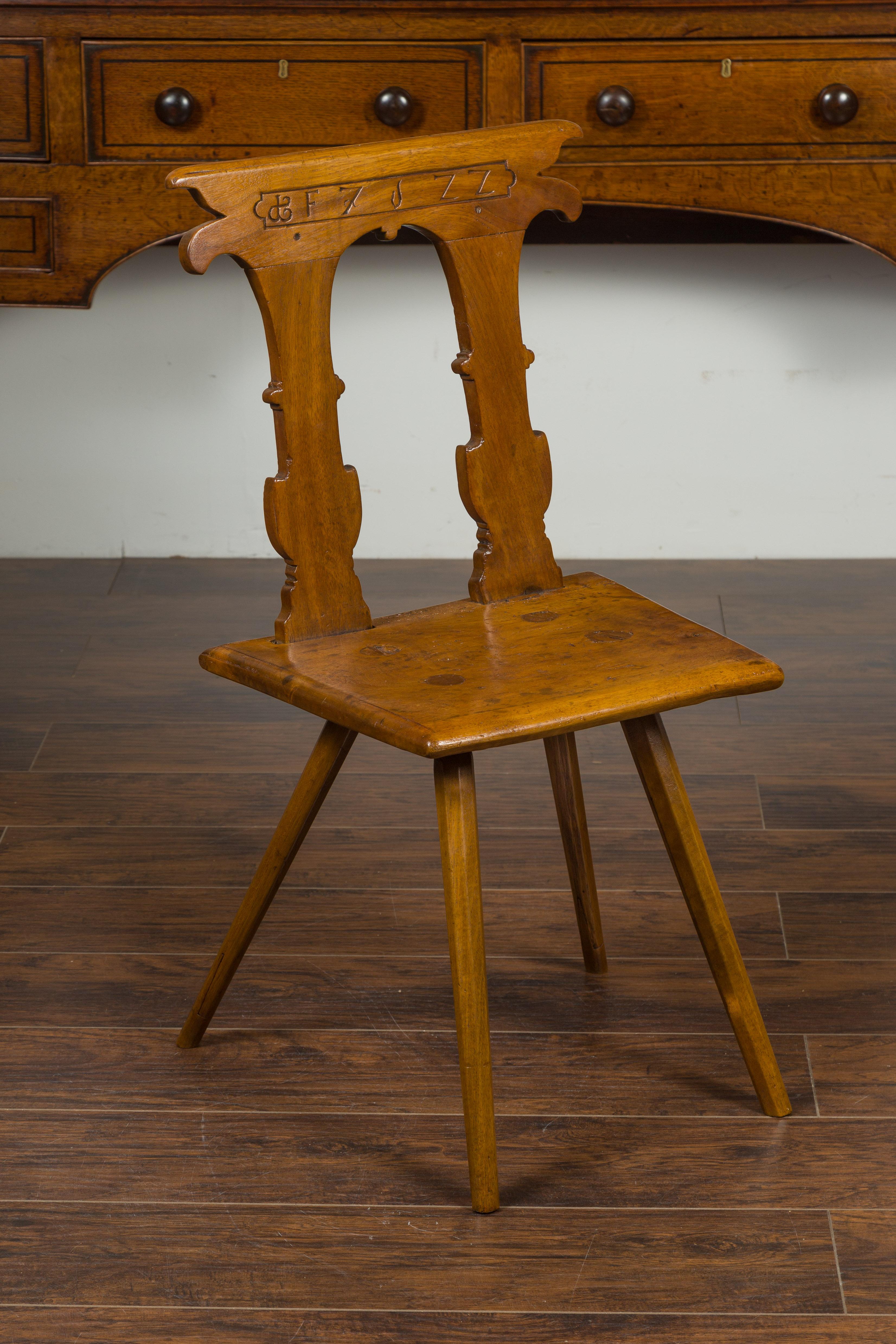 English 1850s Oak Chair with Pierced Back, Carved Inscription and Wooden Seat For Sale 4