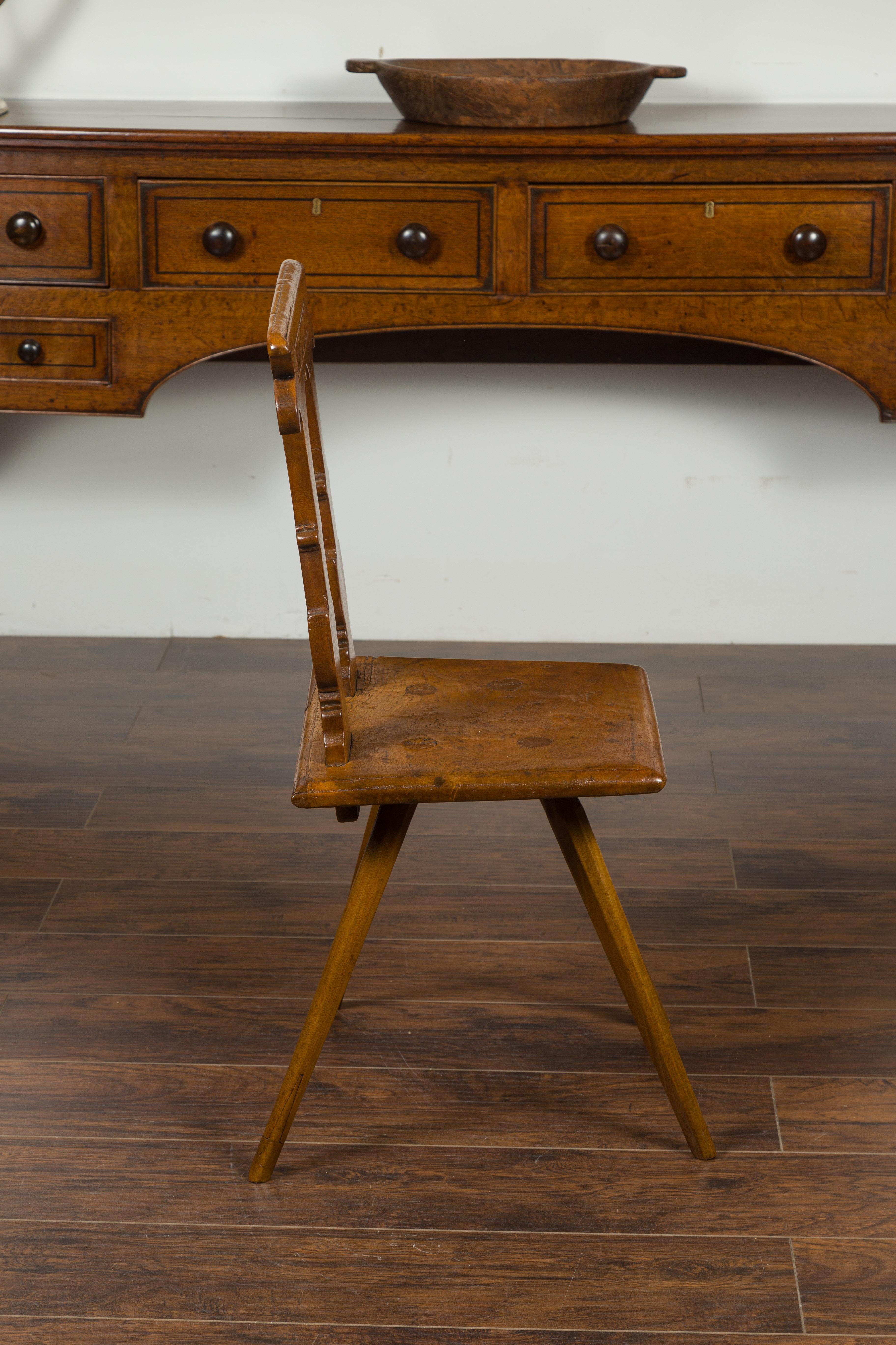 Chaise anglaise en chêne des années 1850 avec dossier percé, inscription sculptée et assise en bois en vente 4