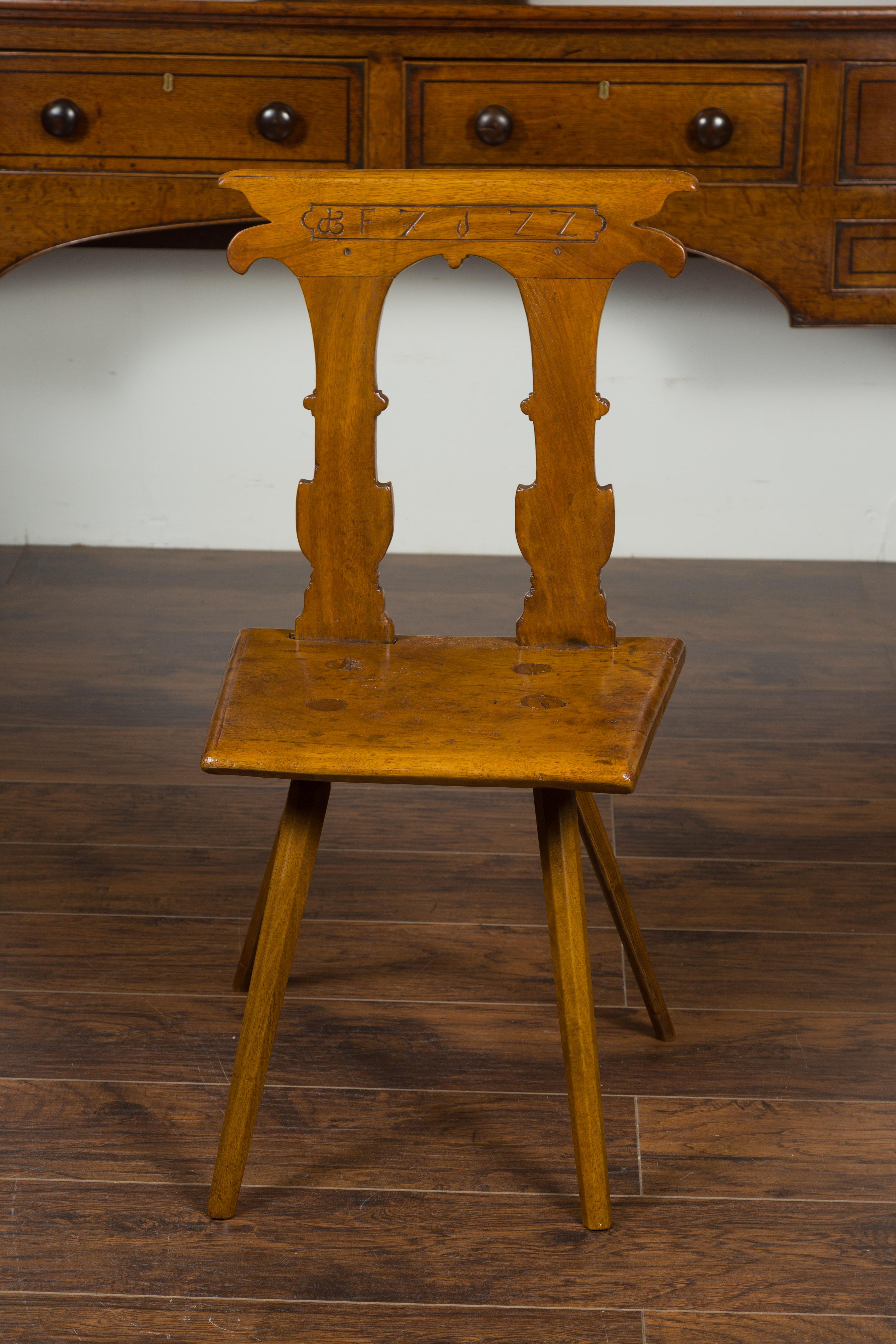 English 1850s Oak Chair with Pierced Back, Carved Inscription and Wooden Seat For Sale 8