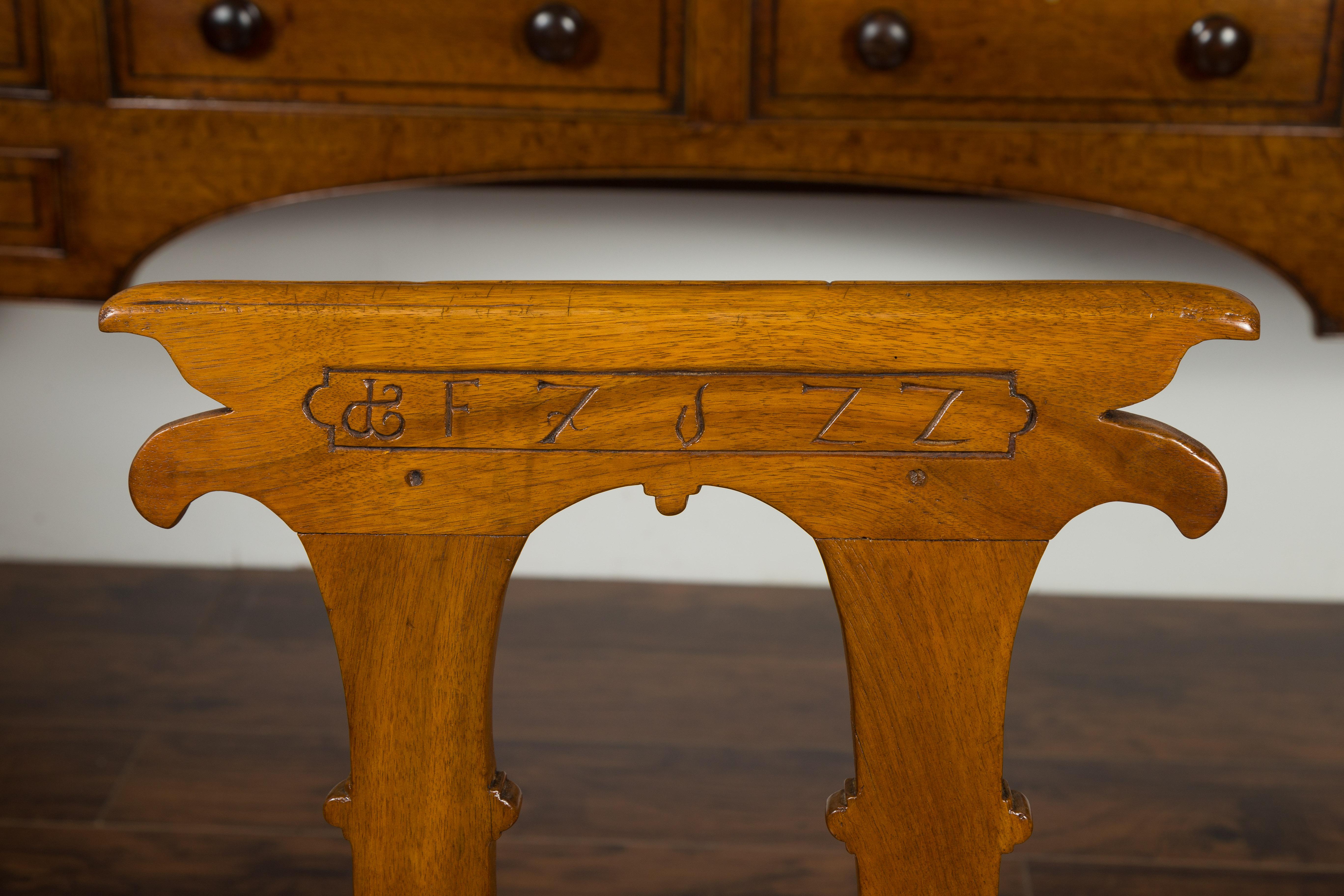 English 1850s Oak Chair with Pierced Back, Carved Inscription and Wooden Seat In Good Condition For Sale In Atlanta, GA