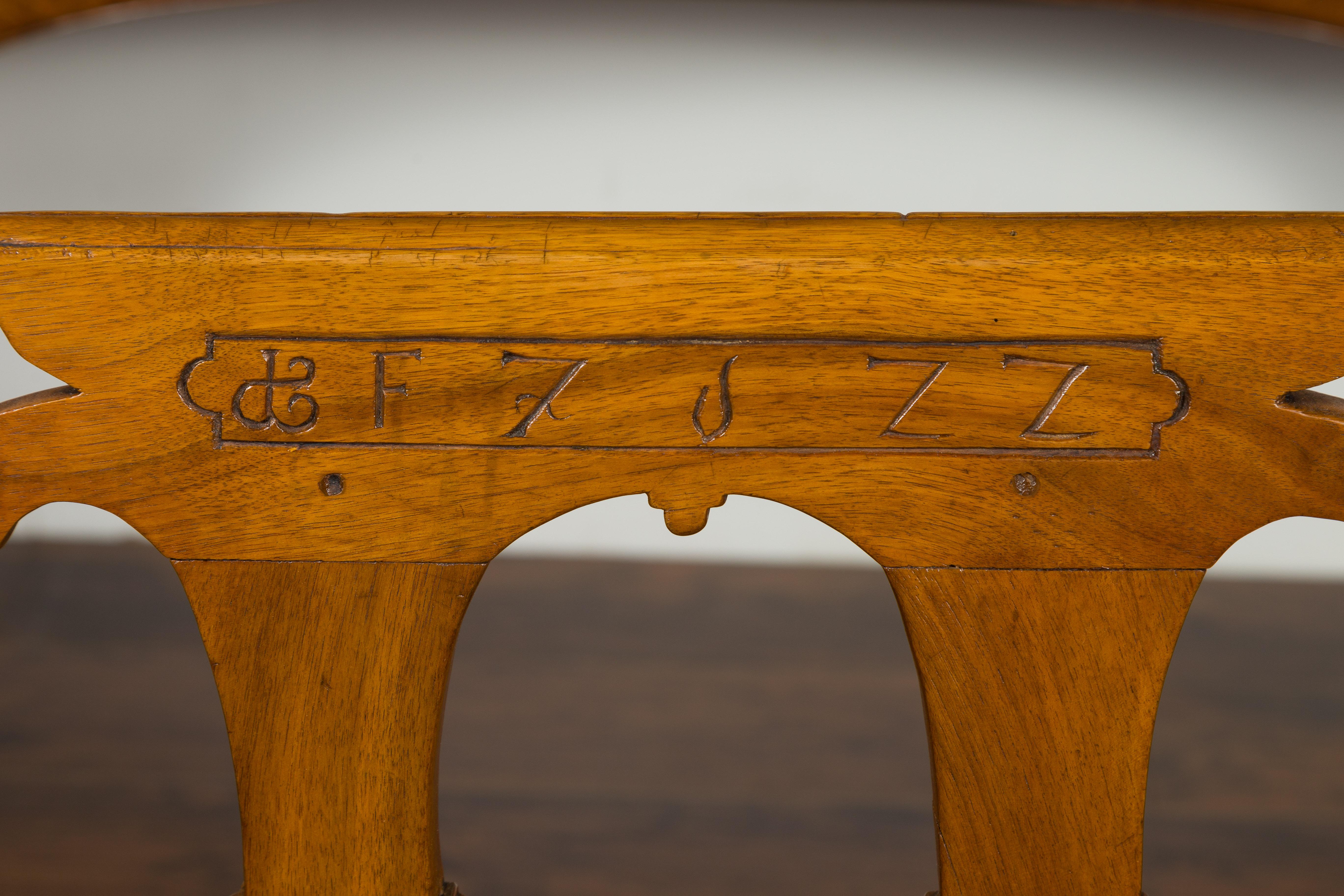 Englischer Eichenstuhl aus den 1850er Jahren mit durchbrochener Rückenlehne, geschnitzter Inschrift und hölzernem Sitz (Eichenholz) im Angebot