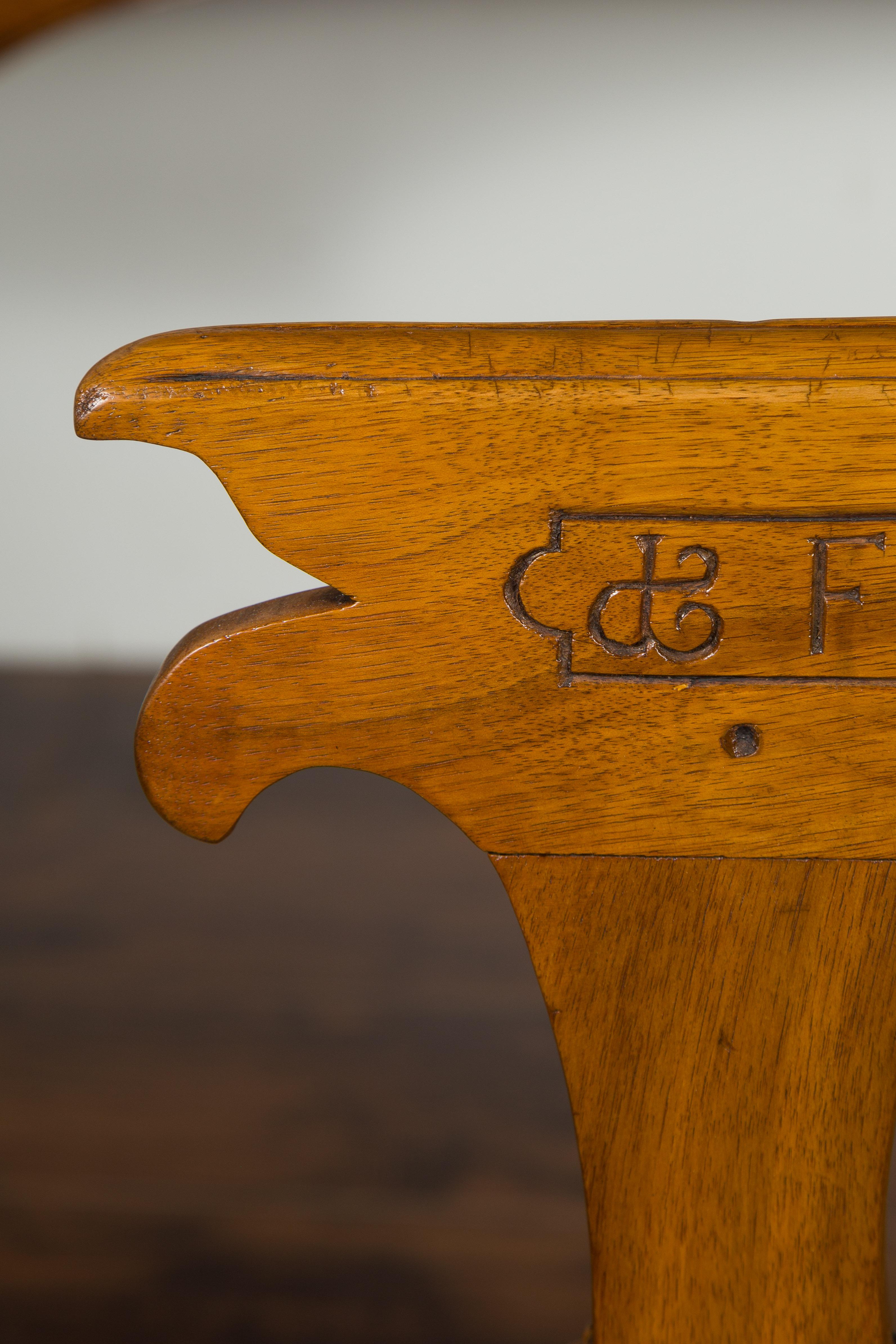 Chêne Chaise anglaise en chêne des années 1850 avec dossier percé, inscription sculptée et assise en bois en vente