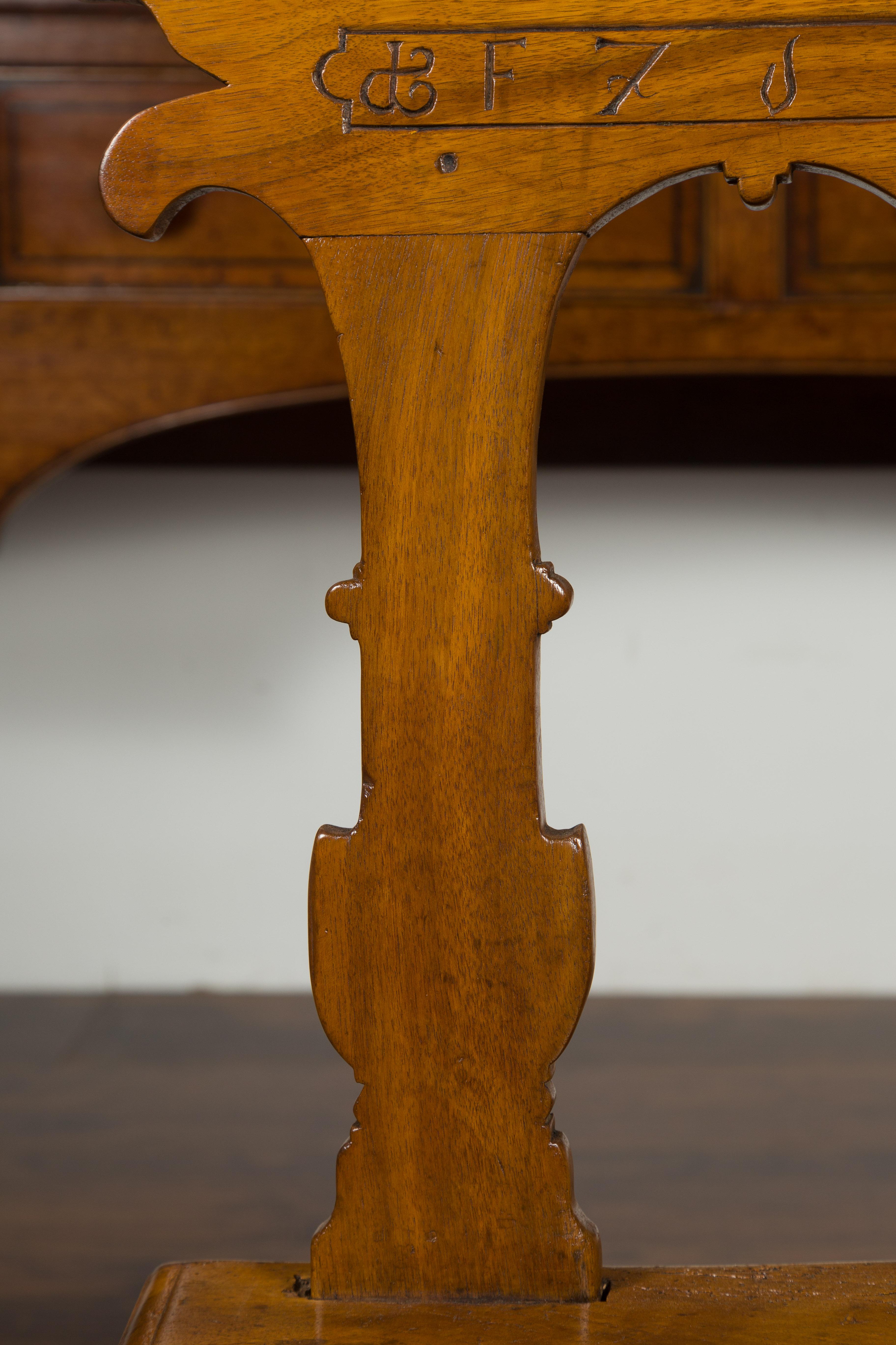 Englischer Eichenstuhl aus den 1850er Jahren mit durchbrochener Rückenlehne, geschnitzter Inschrift und hölzernem Sitz im Angebot 2