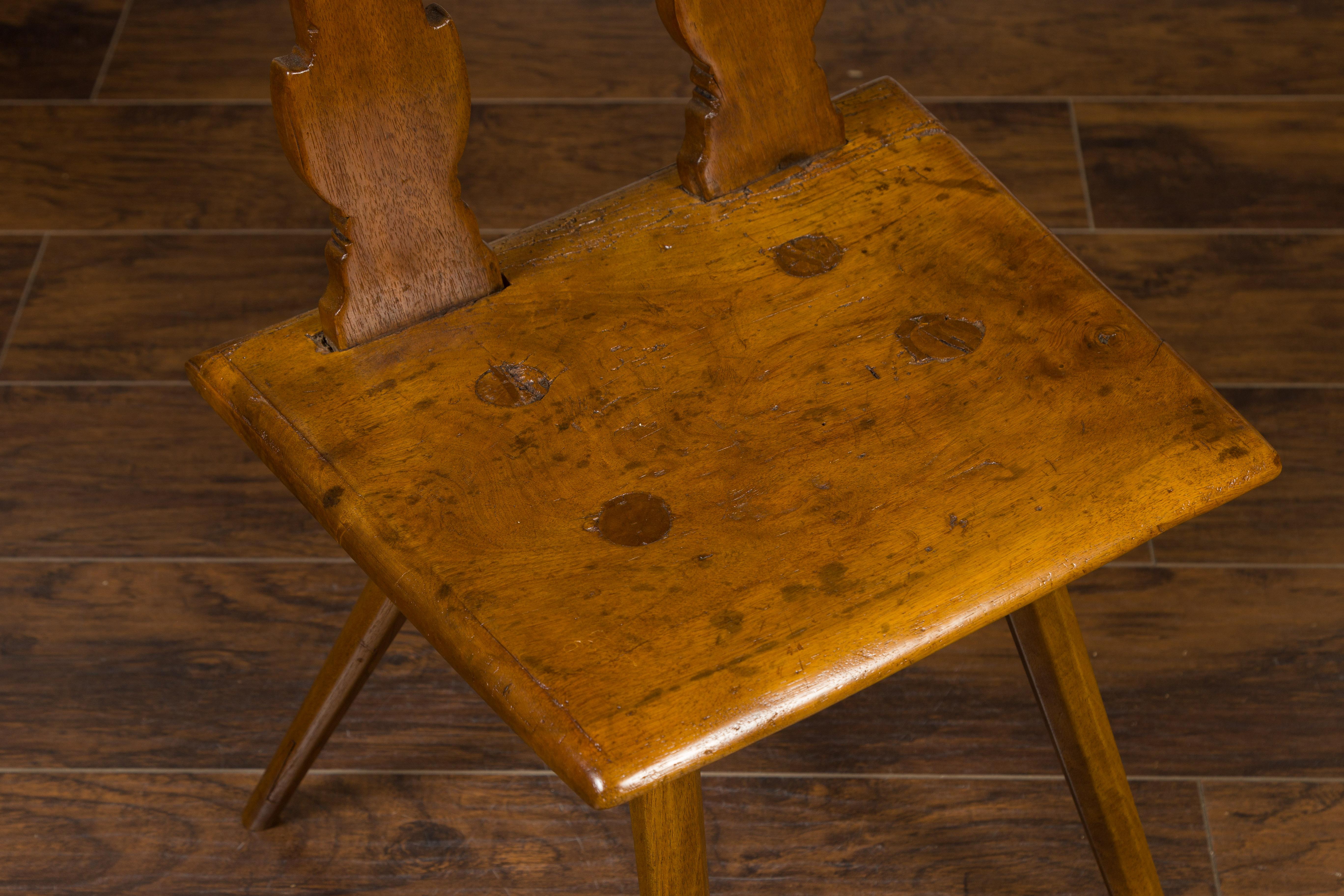 English 1850s Oak Chair with Pierced Back, Carved Inscription and Wooden Seat For Sale 3