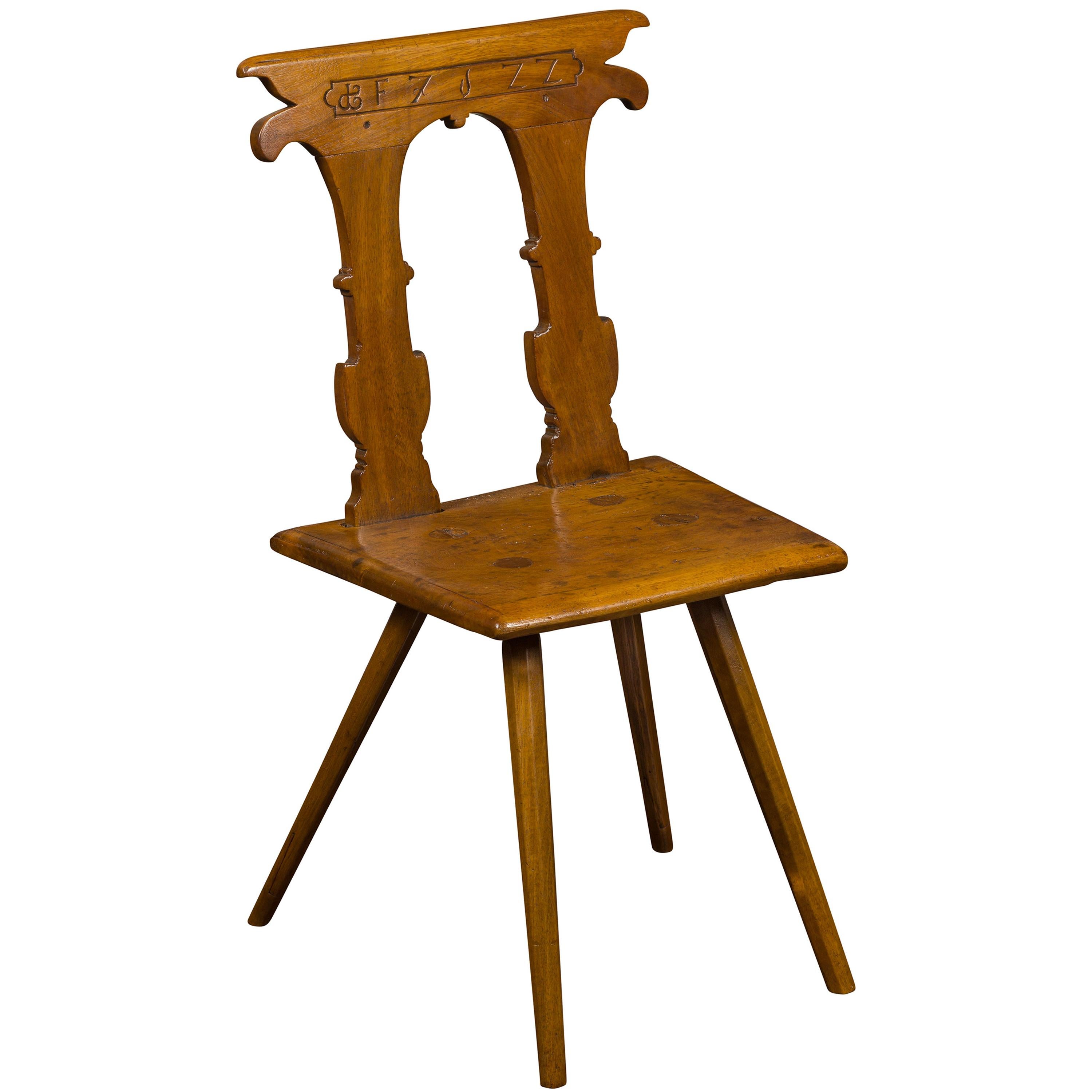 Silla inglesa de roble de 1850 con respaldo perforado, inscripción tallada y asiento de madera