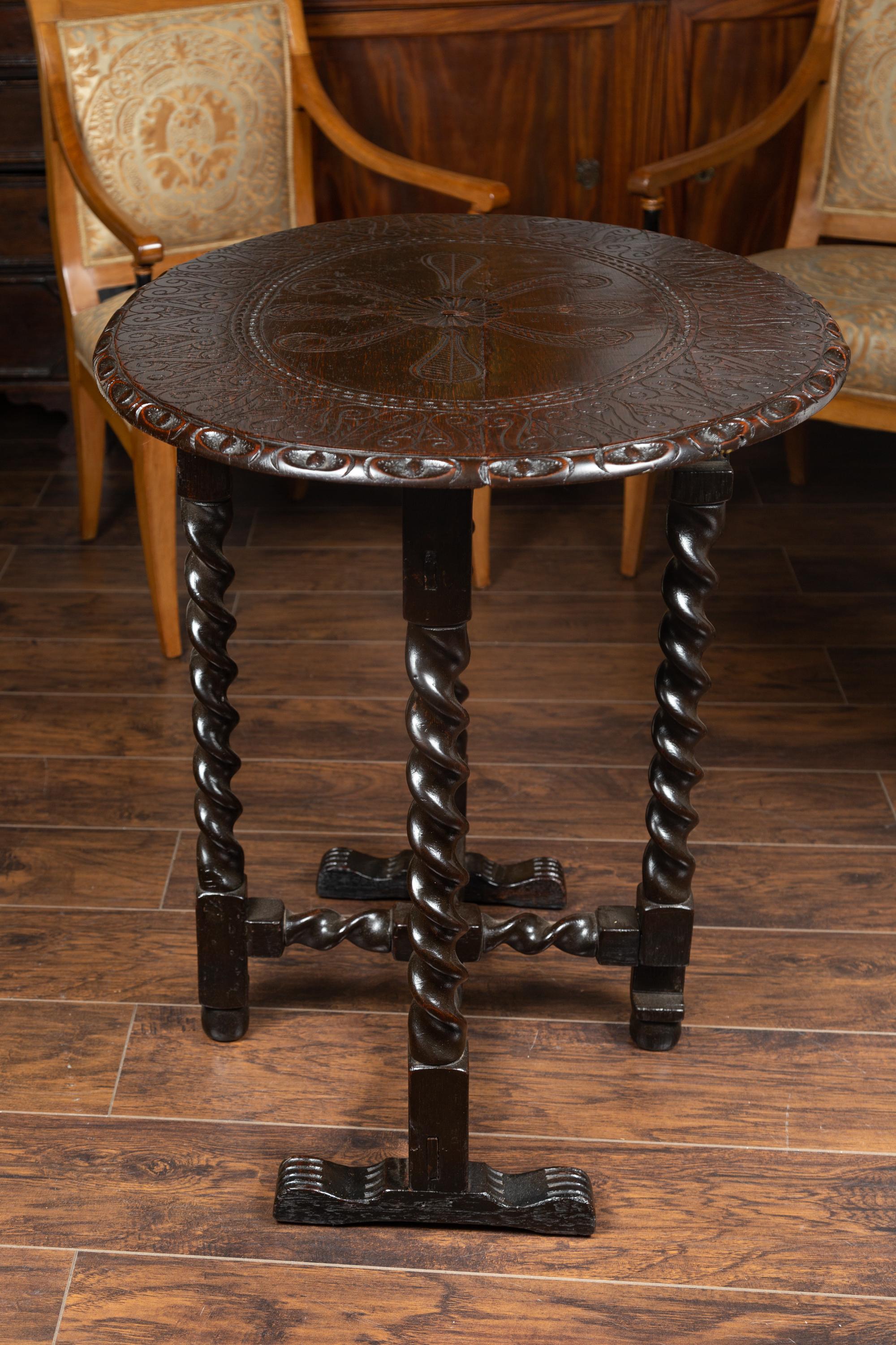 English 1850s Oak Gate Leg Oval Table with Carved Decor and Barley Twist Base For Sale 6