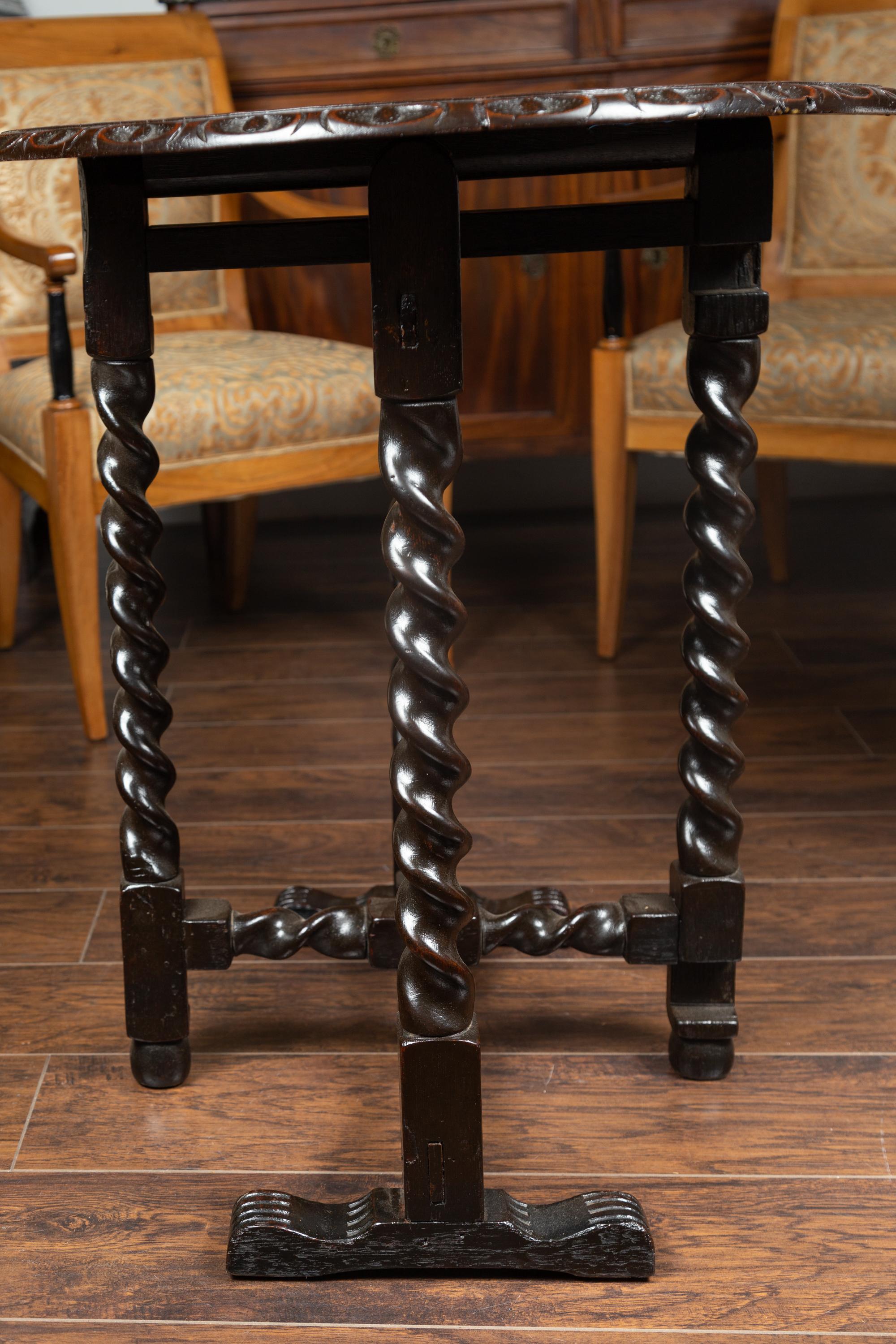 English 1850s Oak Gate Leg Oval Table with Carved Decor and Barley Twist Base For Sale 8