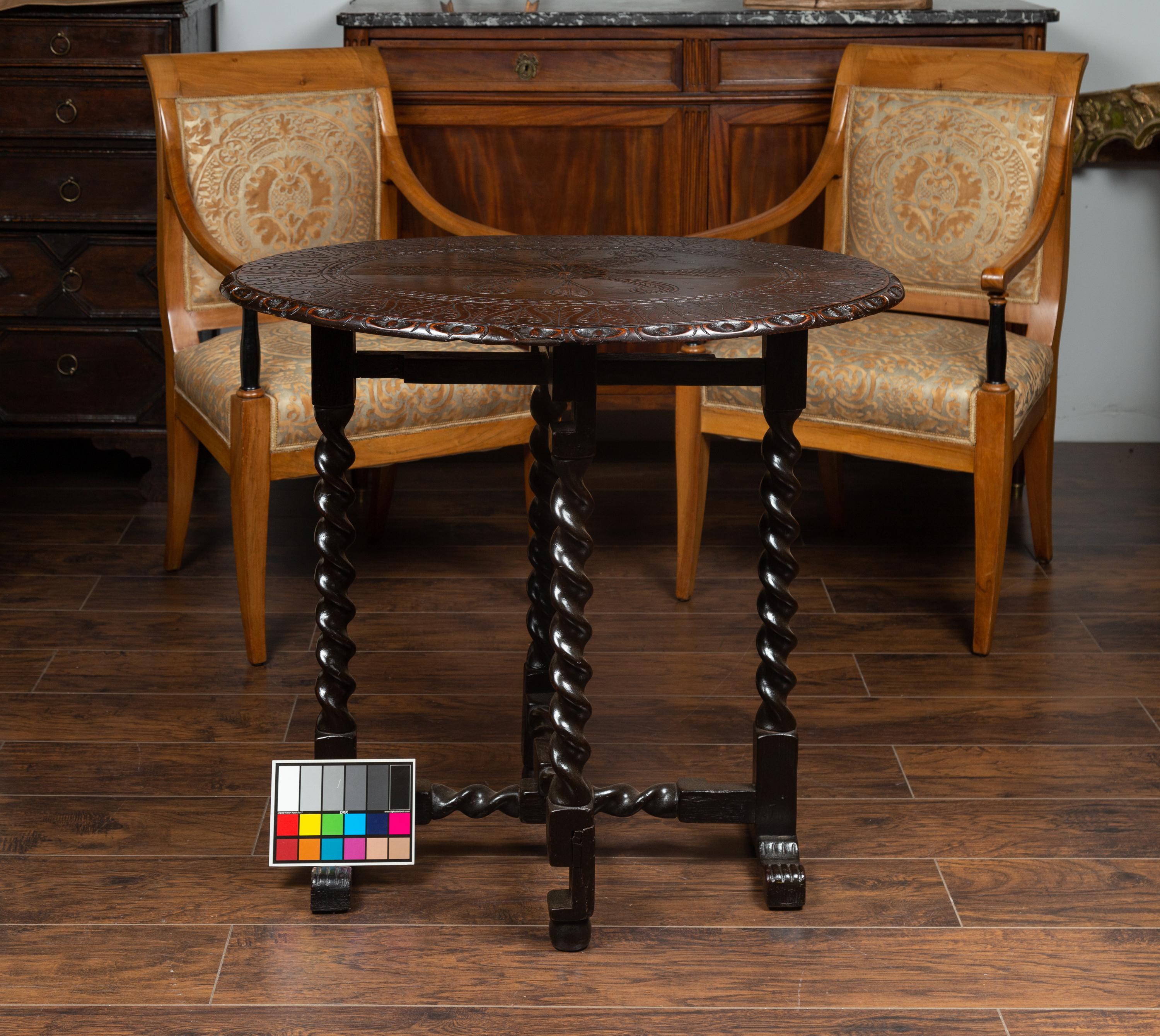 English 1850s Oak Gate Leg Oval Table with Carved Decor and Barley Twist Base For Sale 12