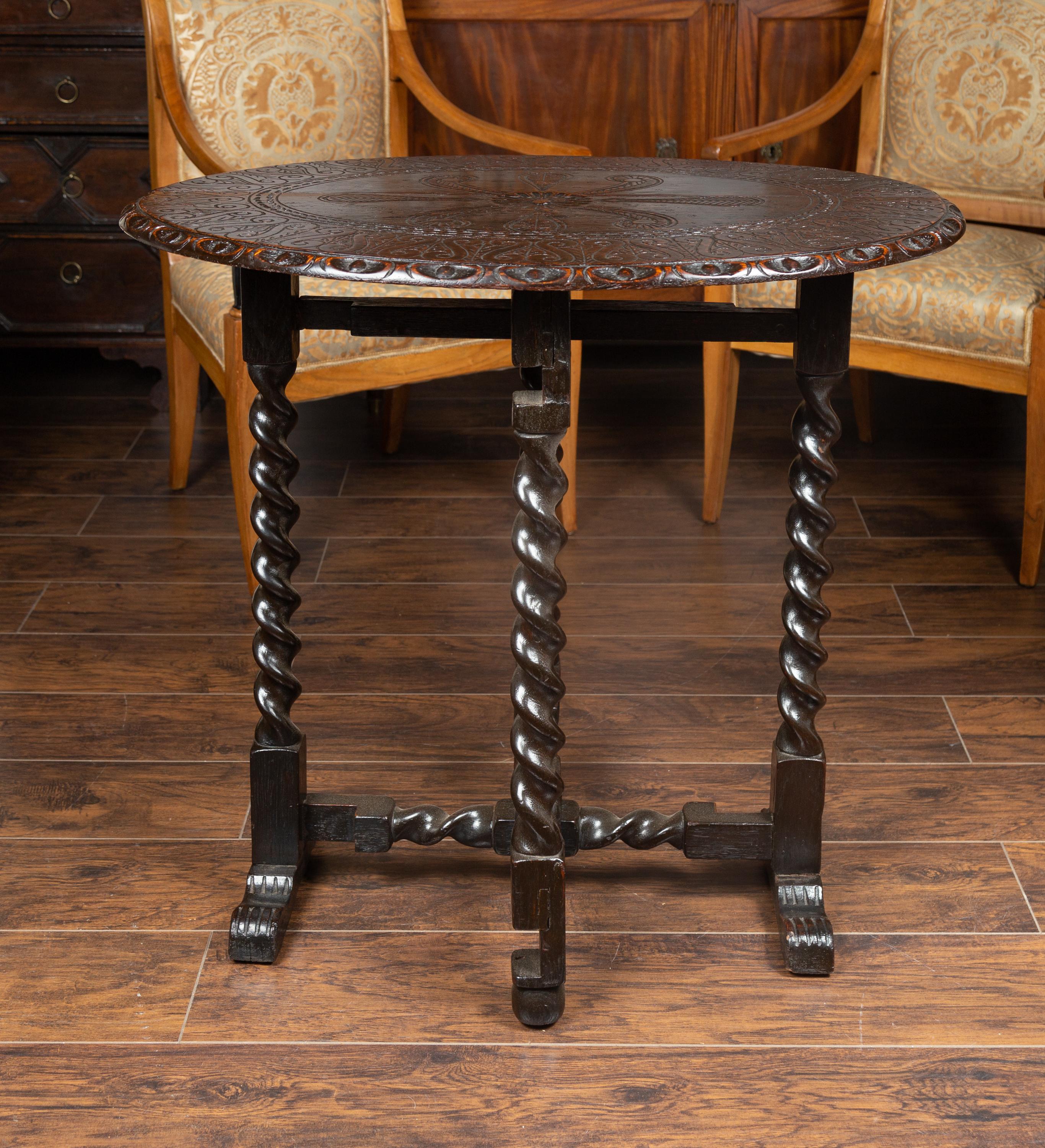 Englischer ovaler englischer Tisch mit Torbein aus Eiche aus den 1850er Jahren mit geschnitztem Dekor und gedrechseltem Sockel (Geschnitzt) im Angebot
