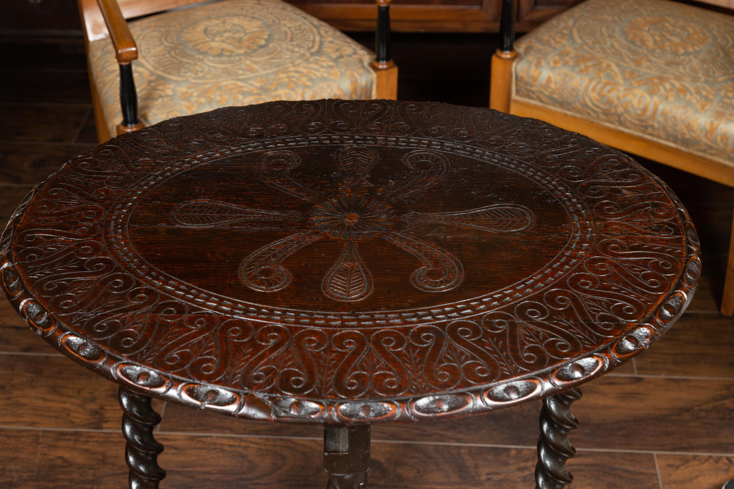 Englischer ovaler englischer Tisch mit Torbein aus Eiche aus den 1850er Jahren mit geschnitztem Dekor und gedrechseltem Sockel (Eichenholz) im Angebot