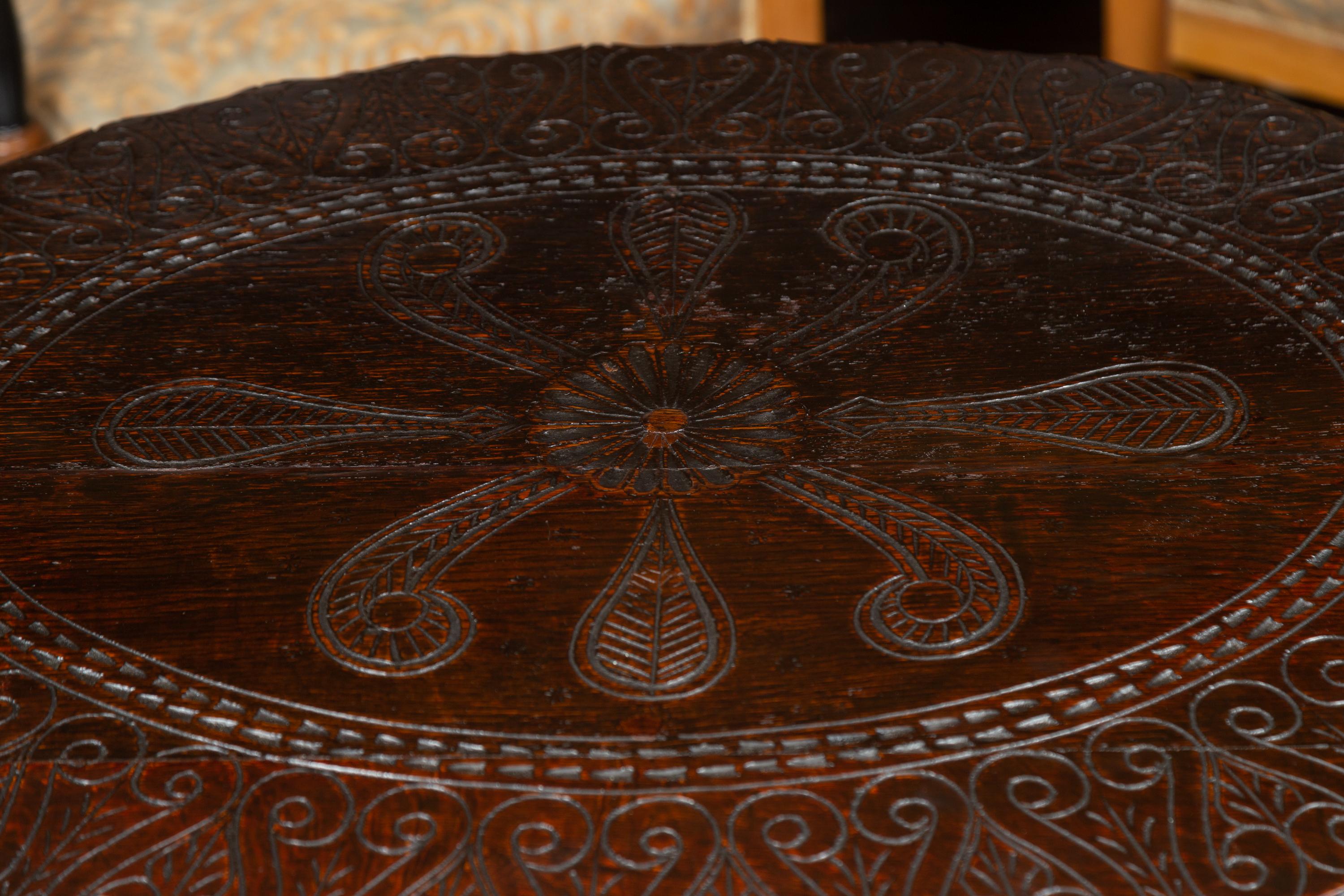 Englischer ovaler englischer Tisch mit Torbein aus Eiche aus den 1850er Jahren mit geschnitztem Dekor und gedrechseltem Sockel im Angebot 1