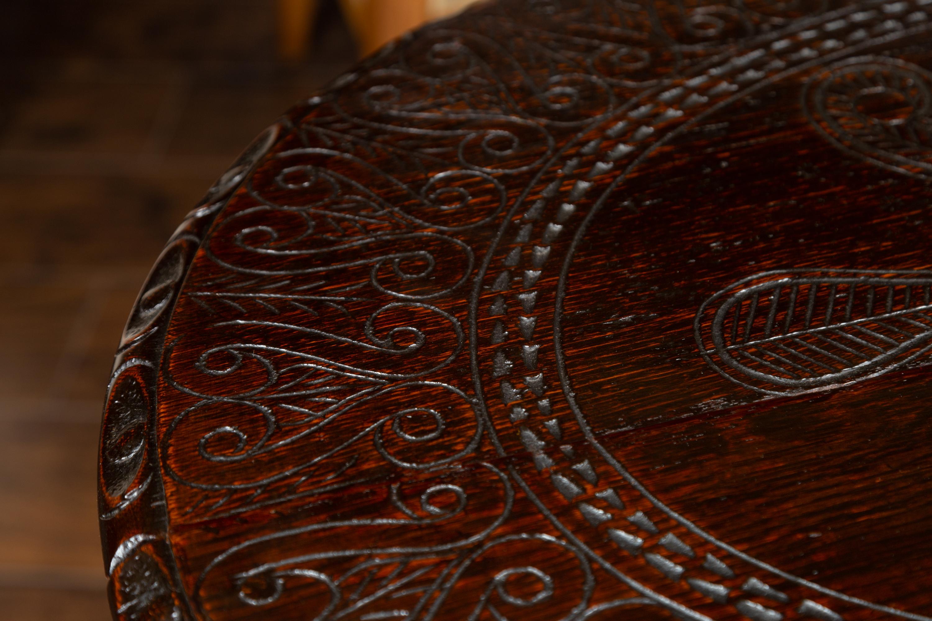 Englischer ovaler englischer Tisch mit Torbein aus Eiche aus den 1850er Jahren mit geschnitztem Dekor und gedrechseltem Sockel im Angebot 2