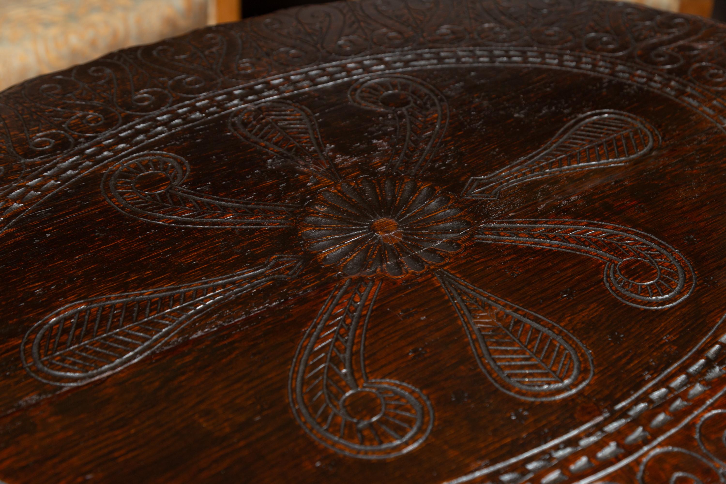 Englischer ovaler englischer Tisch mit Torbein aus Eiche aus den 1850er Jahren mit geschnitztem Dekor und gedrechseltem Sockel im Angebot 3