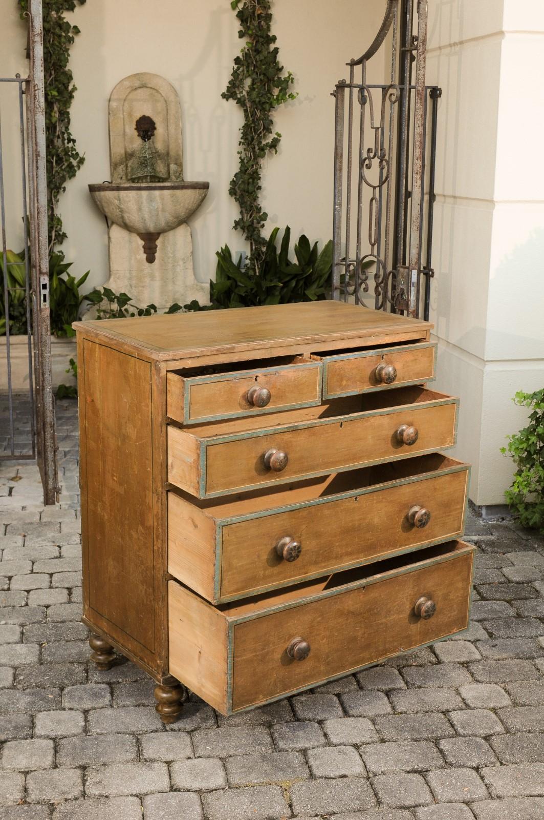 English 1850s Painted Wood Five-Drawer Chest with Turned Feet and Patina im Zustand „Gut“ in Atlanta, GA