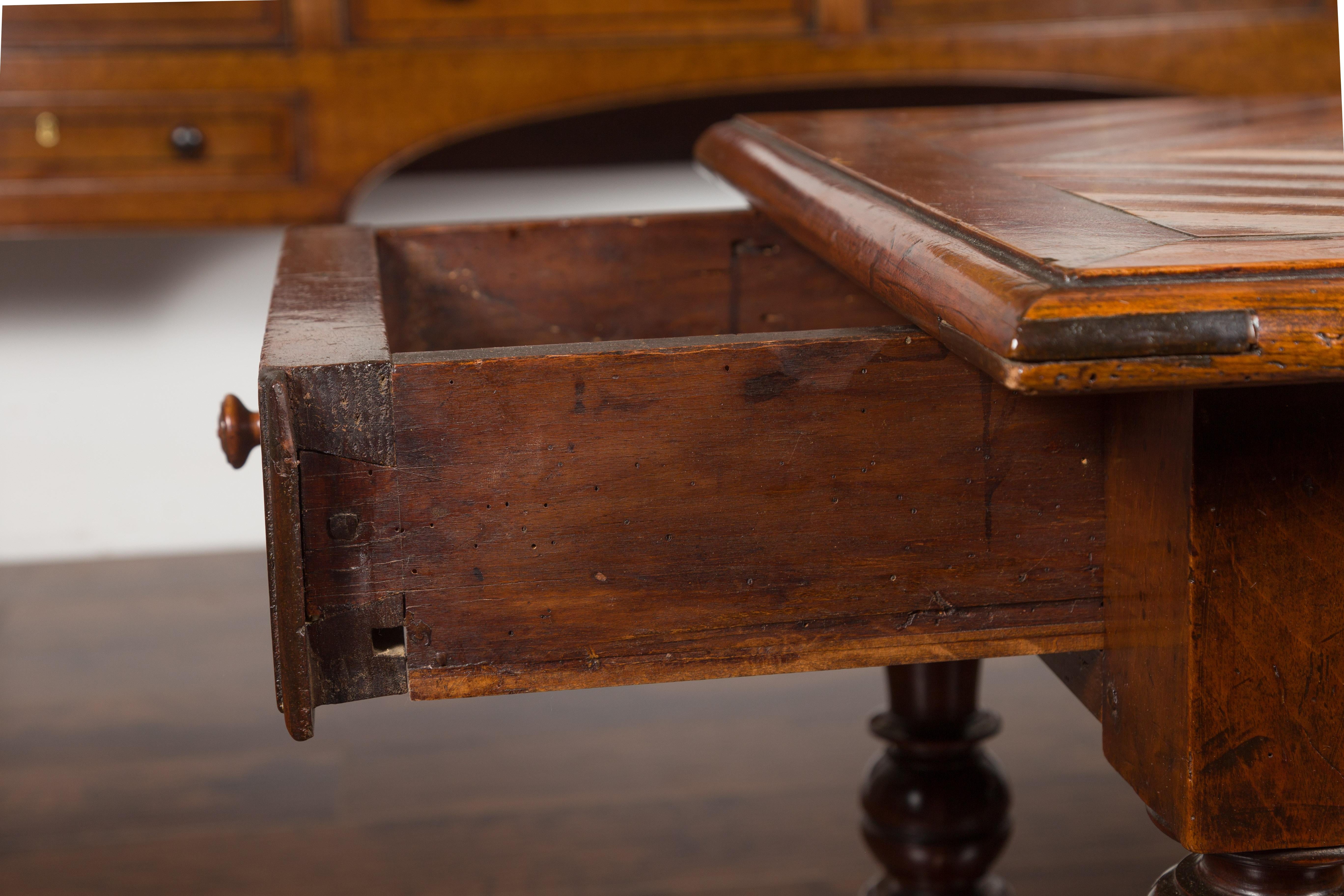 Englischer Nussbaumtisch aus den 1850er Jahren mit Parkettplatte, einer Schublade und gedrechselten Beinen im Angebot 4