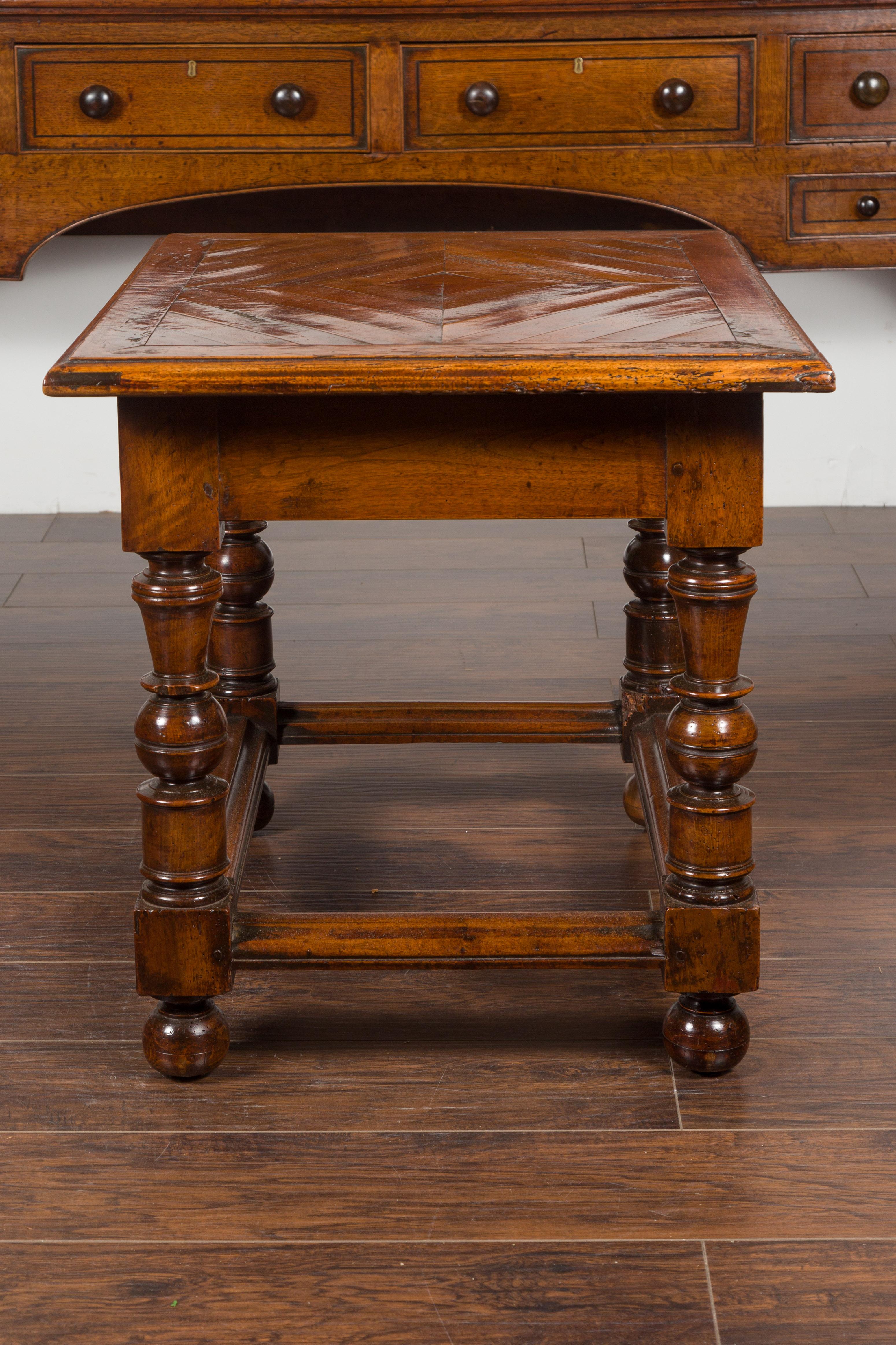 Englischer Nussbaumtisch aus den 1850er Jahren mit Parkettplatte, einer Schublade und gedrechselten Beinen im Angebot 5